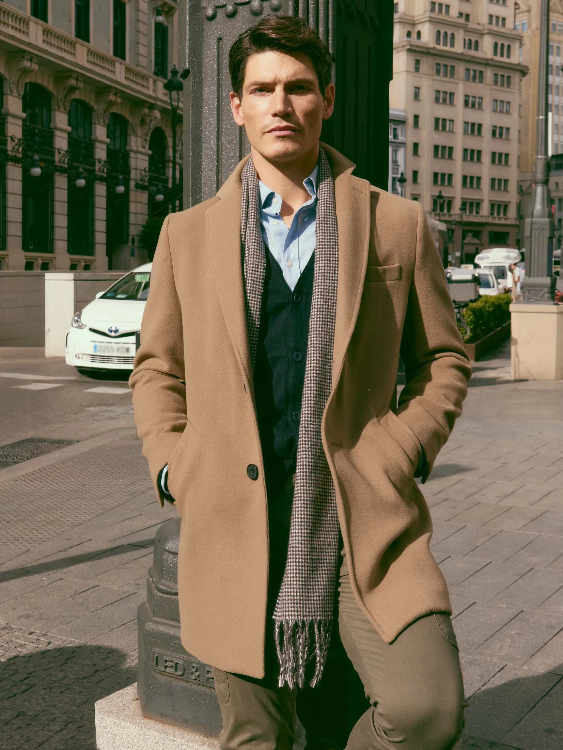 Moon Cappotto con Cappuccio Morbido - Design Elegante di Alvaro Moreno, Giacca Invernale a Stile Minimalista 

(：，