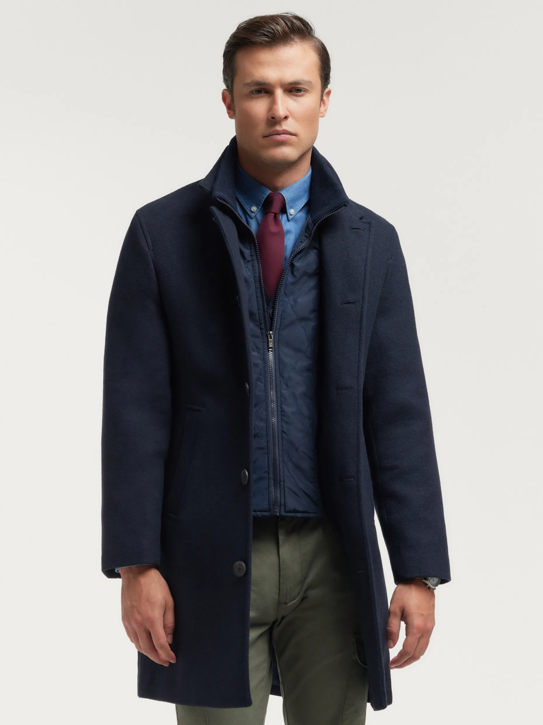 Cappotto Mod. Steven by Alvaro Moreno - Elegante cappotto in lana merino con taglio slim fit, perfetto per l'Autunno/Inverno 2024. Design contemporaneo con finiture confinate da dettagli artigianali, ideale per look urbani ricercati. Collezione Uomo Premium.
