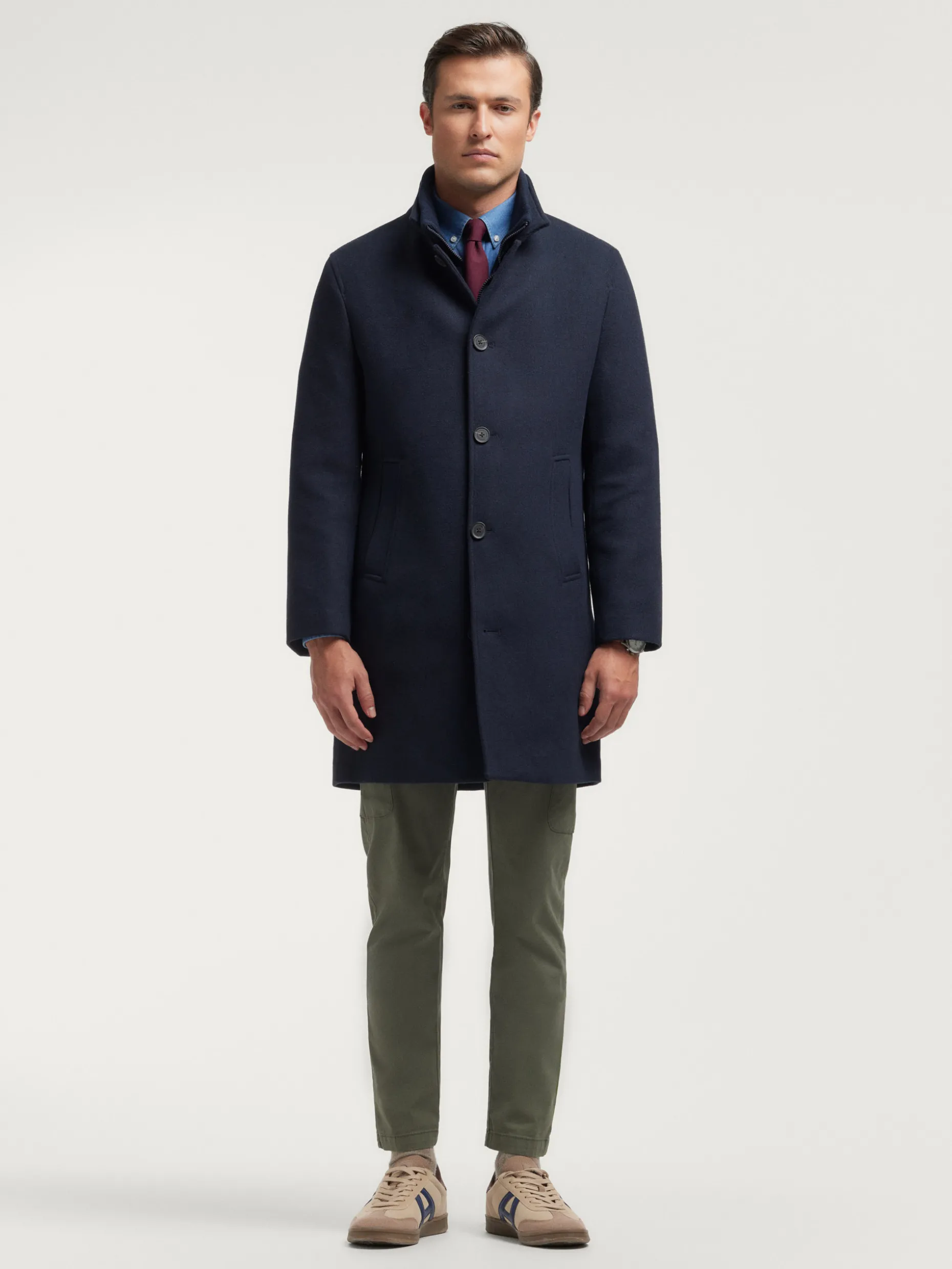 Cappotto Mod. Steven by Alvaro Moreno - Elegante cappotto in lana merino con taglio slim fit, perfetto per l'Autunno/Inverno 2024. Design contemporaneo con finiture confinate da dettagli artigianali, ideale per look urbani ricercati. Collezione Uomo Premium.