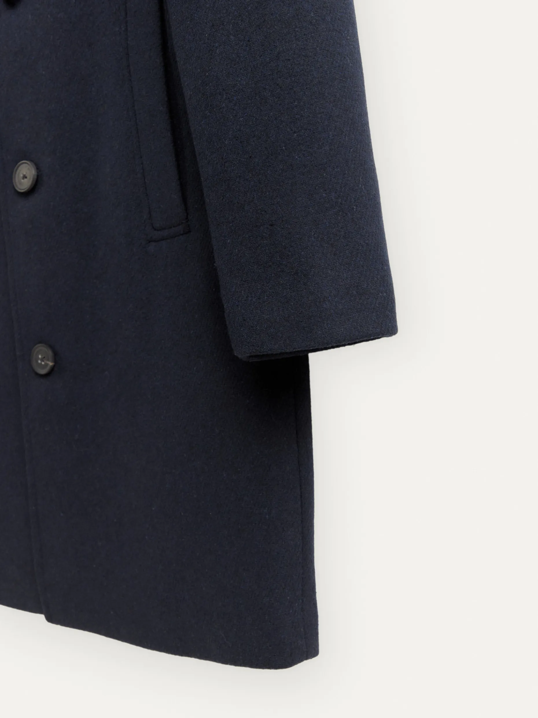Cappotto Mod. Steven by Alvaro Moreno - Elegante cappotto in lana merino con taglio slim fit, perfetto per l'Autunno/Inverno 2024. Design contemporaneo con finiture confinate da dettagli artigianali, ideale per look urbani ricercati. Collezione Uomo Premium.