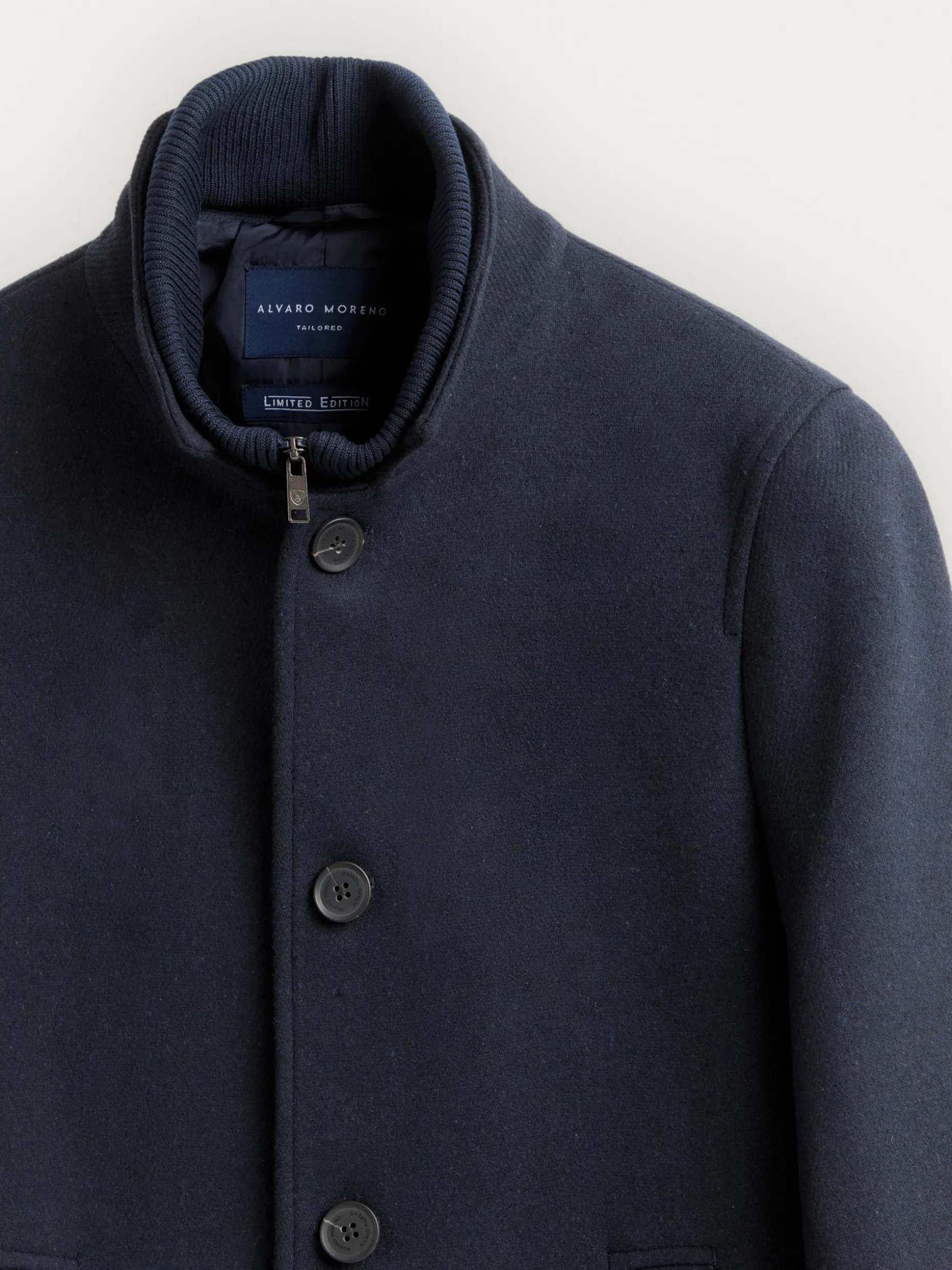 Cappotto Mod. Steven by Alvaro Moreno - Elegante cappotto in lana merino con taglio slim fit, perfetto per l'Autunno/Inverno 2024. Design contemporaneo con finiture confinate da dettagli artigianali, ideale per look urbani ricercati. Collezione Uomo Premium.
