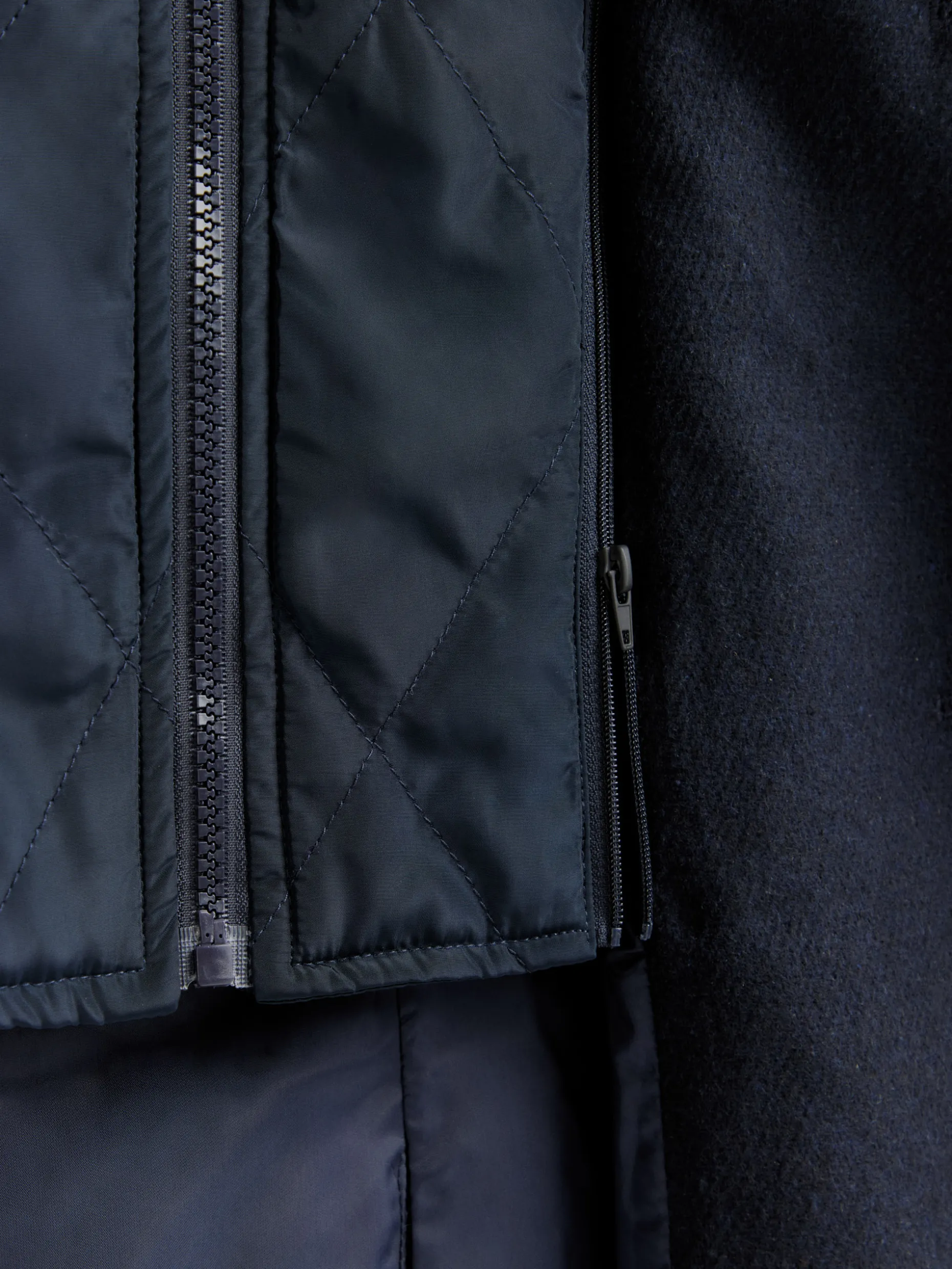 Cappotto Mod. Steven by Alvaro Moreno - Elegante cappotto in lana merino con taglio slim fit, perfetto per l'Autunno/Inverno 2024. Design contemporaneo con finiture confinate da dettagli artigianali, ideale per look urbani ricercati. Collezione Uomo Premium.