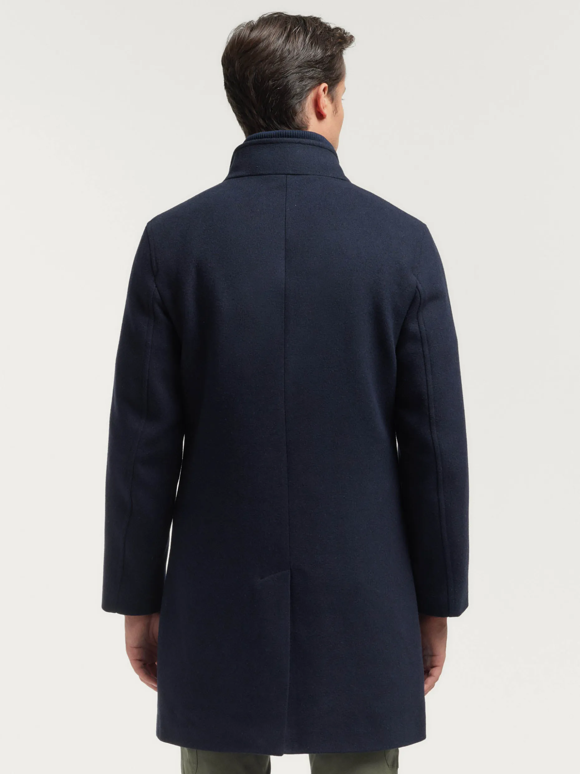 Cappotto Mod. Steven by Alvaro Moreno - Elegante cappotto in lana merino con taglio slim fit, perfetto per l'Autunno/Inverno 2024. Design contemporaneo con finiture confinate da dettagli artigianali, ideale per look urbani ricercati. Collezione Uomo Premium.