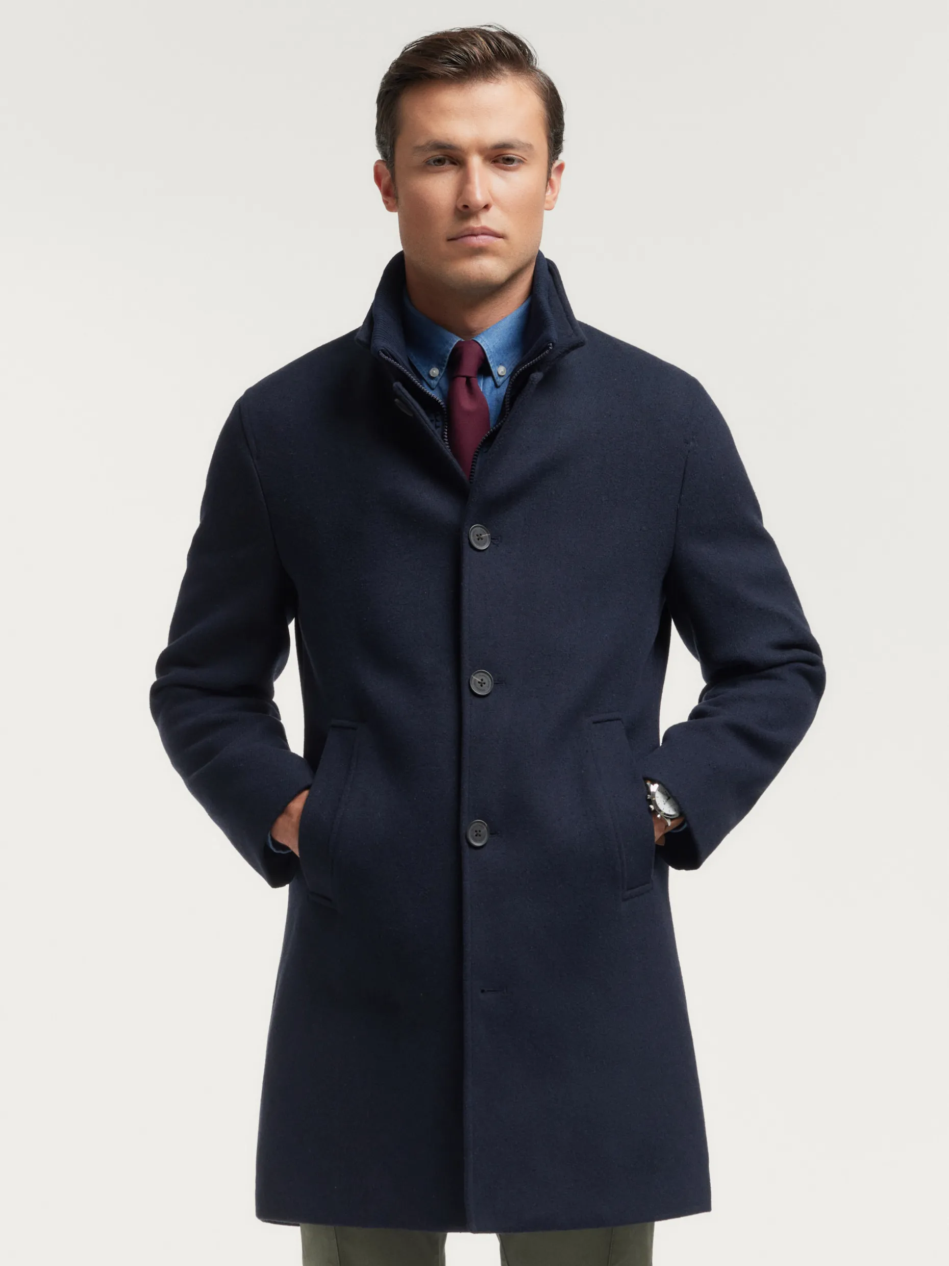 Cappotto Mod. Steven by Alvaro Moreno - Elegante cappotto in lana merino con taglio slim fit, perfetto per l'Autunno/Inverno 2024. Design contemporaneo con finiture confinate da dettagli artigianali, ideale per look urbani ricercati. Collezione Uomo Premium.