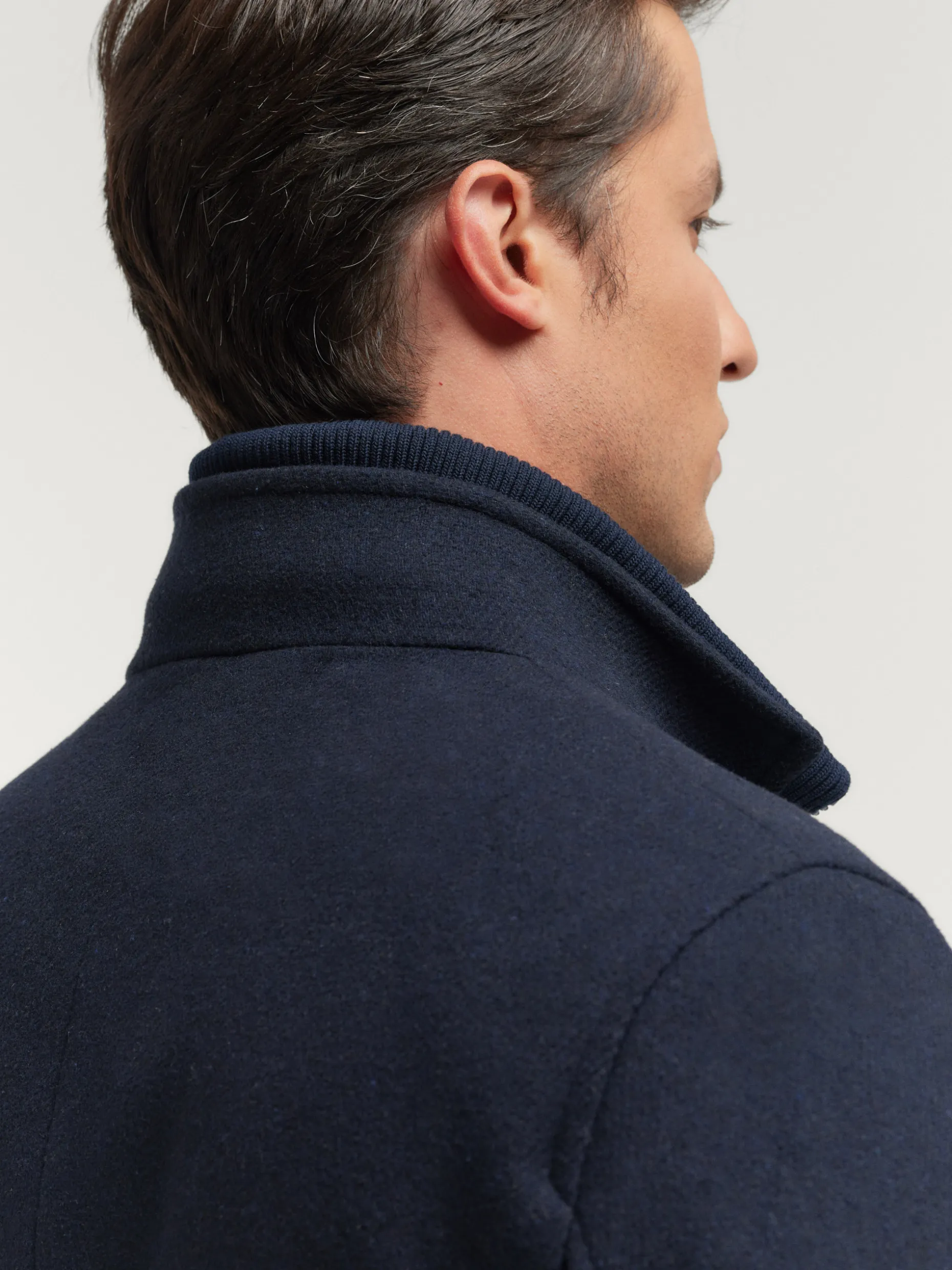Cappotto Mod. Steven by Alvaro Moreno - Elegante cappotto in lana merino con taglio slim fit, perfetto per l'Autunno/Inverno 2024. Design contemporaneo con finiture confinate da dettagli artigianali, ideale per look urbani ricercati. Collezione Uomo Premium.