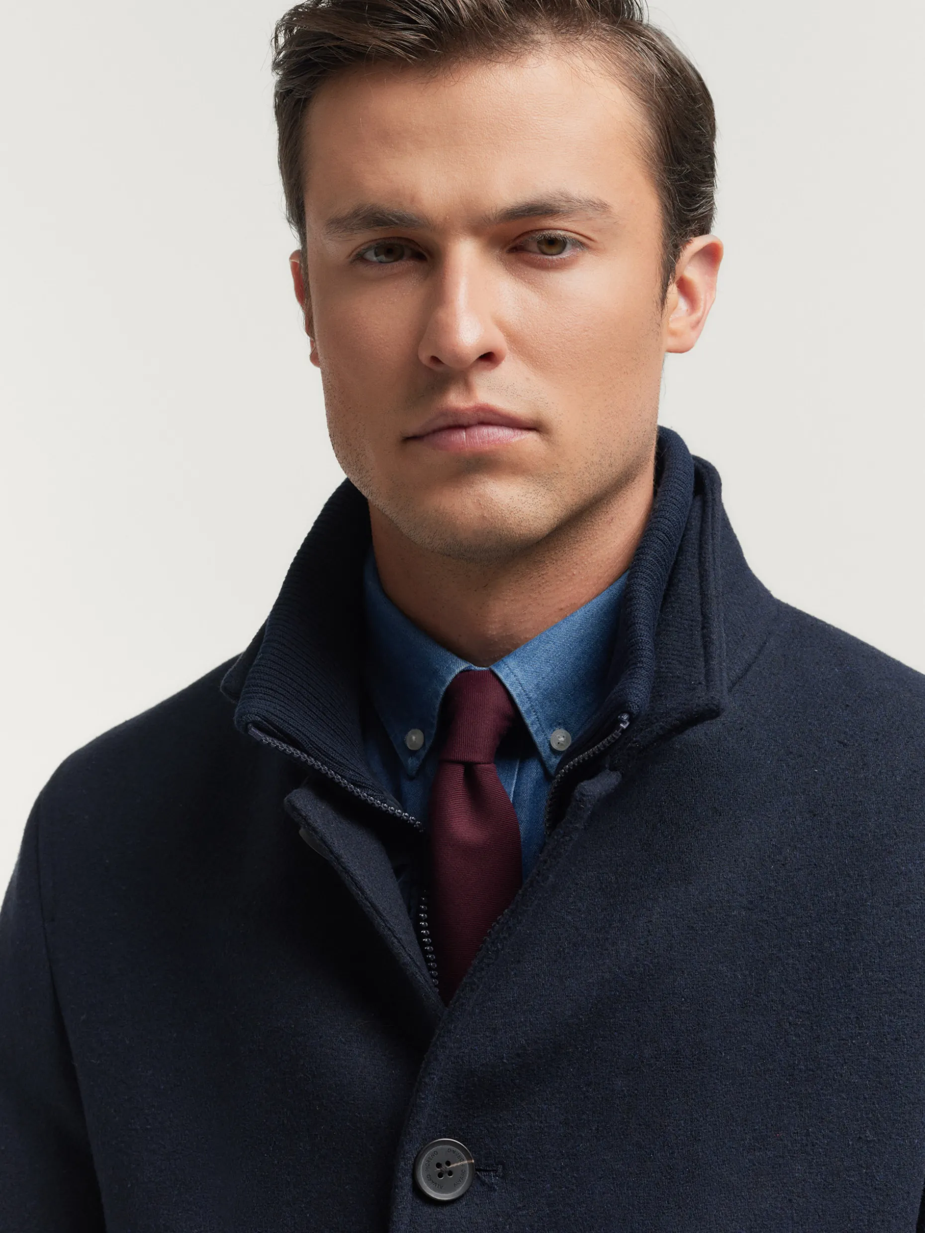 Cappotto Mod. Steven by Alvaro Moreno - Elegante cappotto in lana merino con taglio slim fit, perfetto per l'Autunno/Inverno 2024. Design contemporaneo con finiture confinate da dettagli artigianali, ideale per look urbani ricercati. Collezione Uomo Premium.