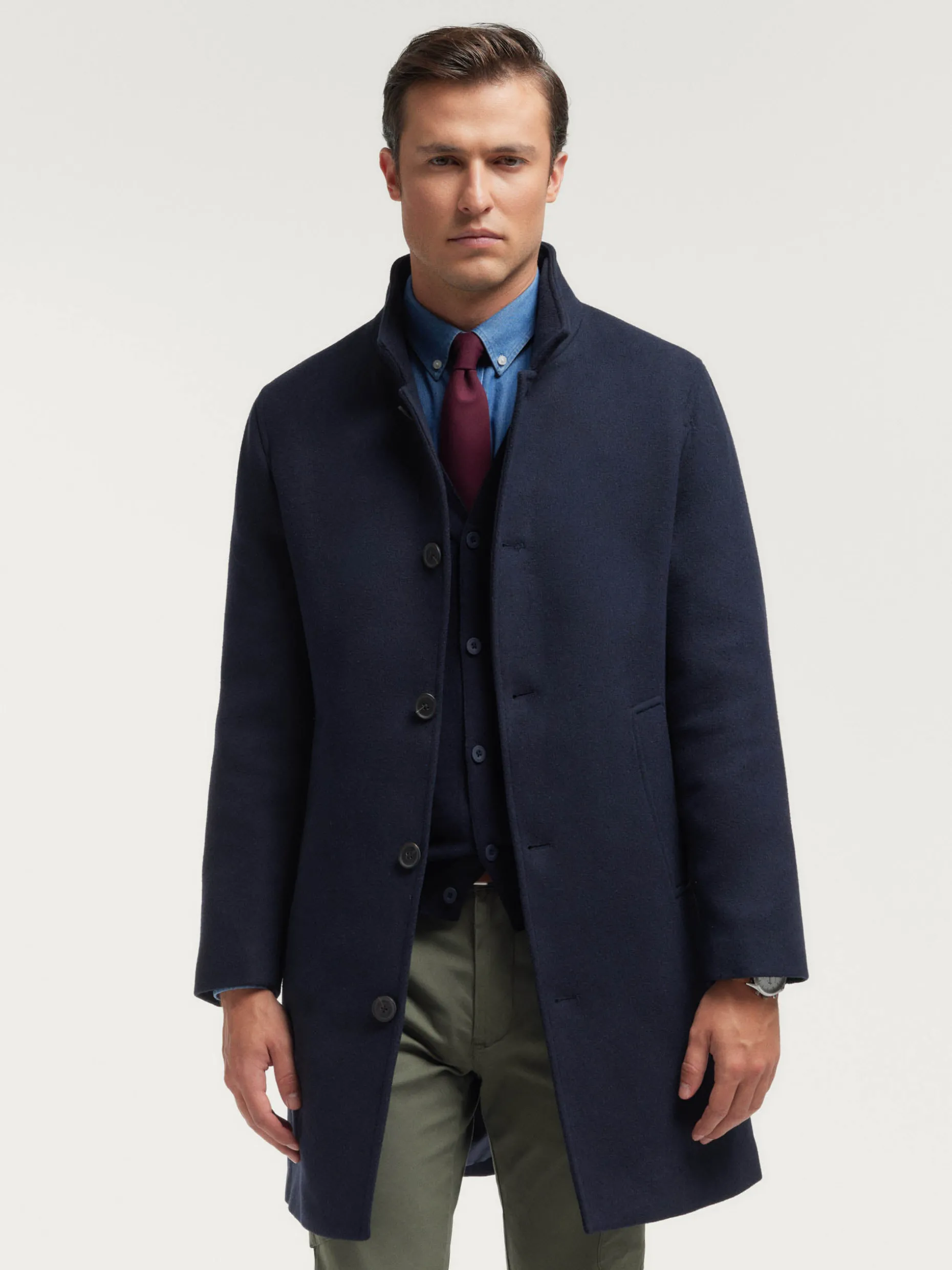 Cappotto Mod. Steven by Alvaro Moreno - Elegante cappotto in lana merino con taglio slim fit, perfetto per l'Autunno/Inverno 2024. Design contemporaneo con finiture confinate da dettagli artigianali, ideale per look urbani ricercati. Collezione Uomo Premium.
