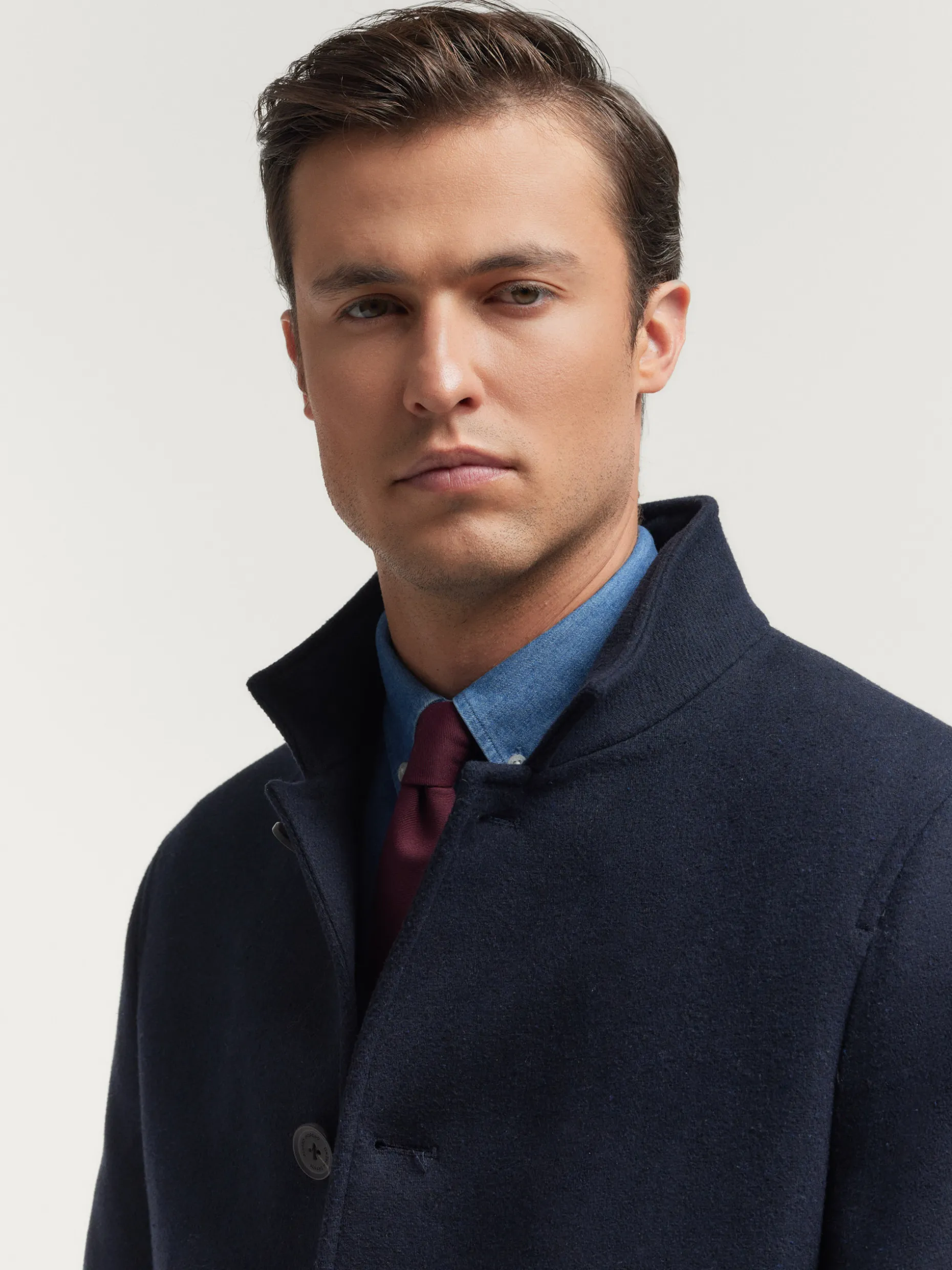 Cappotto Mod. Steven by Alvaro Moreno - Elegante cappotto in lana merino con taglio slim fit, perfetto per l'Autunno/Inverno 2024. Design contemporaneo con finiture confinate da dettagli artigianali, ideale per look urbani ricercati. Collezione Uomo Premium.