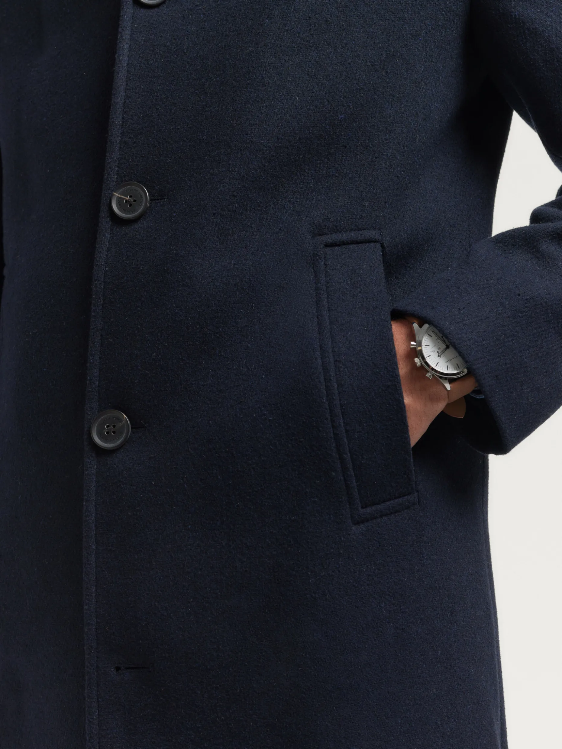 Cappotto Mod. Steven by Alvaro Moreno - Elegante cappotto in lana merino con taglio slim fit, perfetto per l'Autunno/Inverno 2024. Design contemporaneo con finiture confinate da dettagli artigianali, ideale per look urbani ricercati. Collezione Uomo Premium.