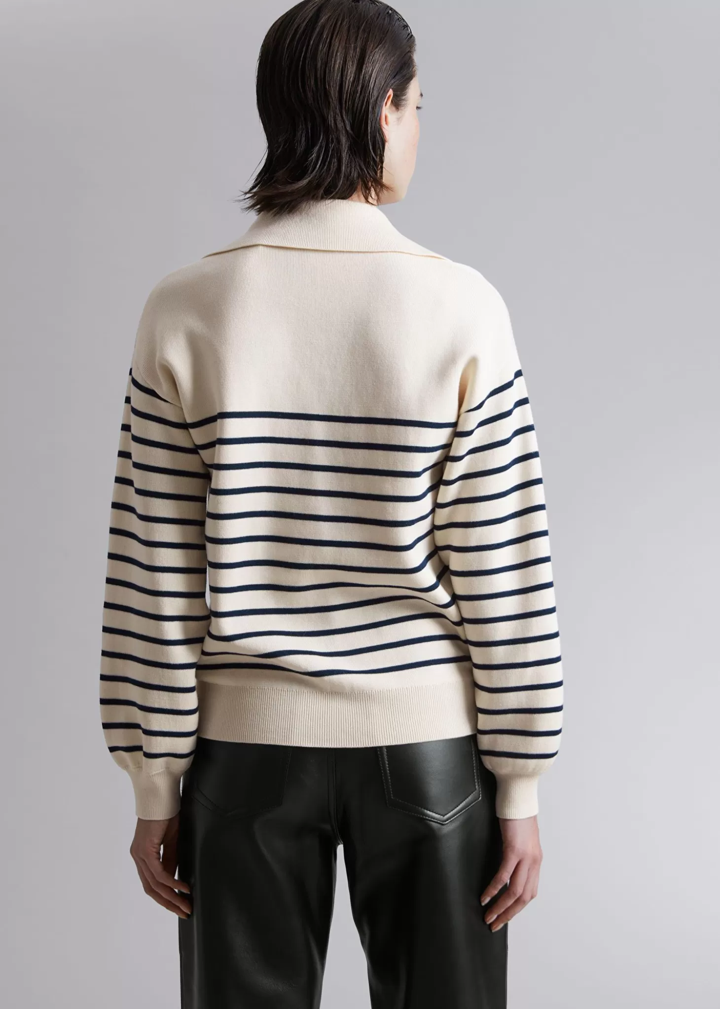 Maglione Oversize con Righe Bianche e Collo Alto - Best & Other Stories
