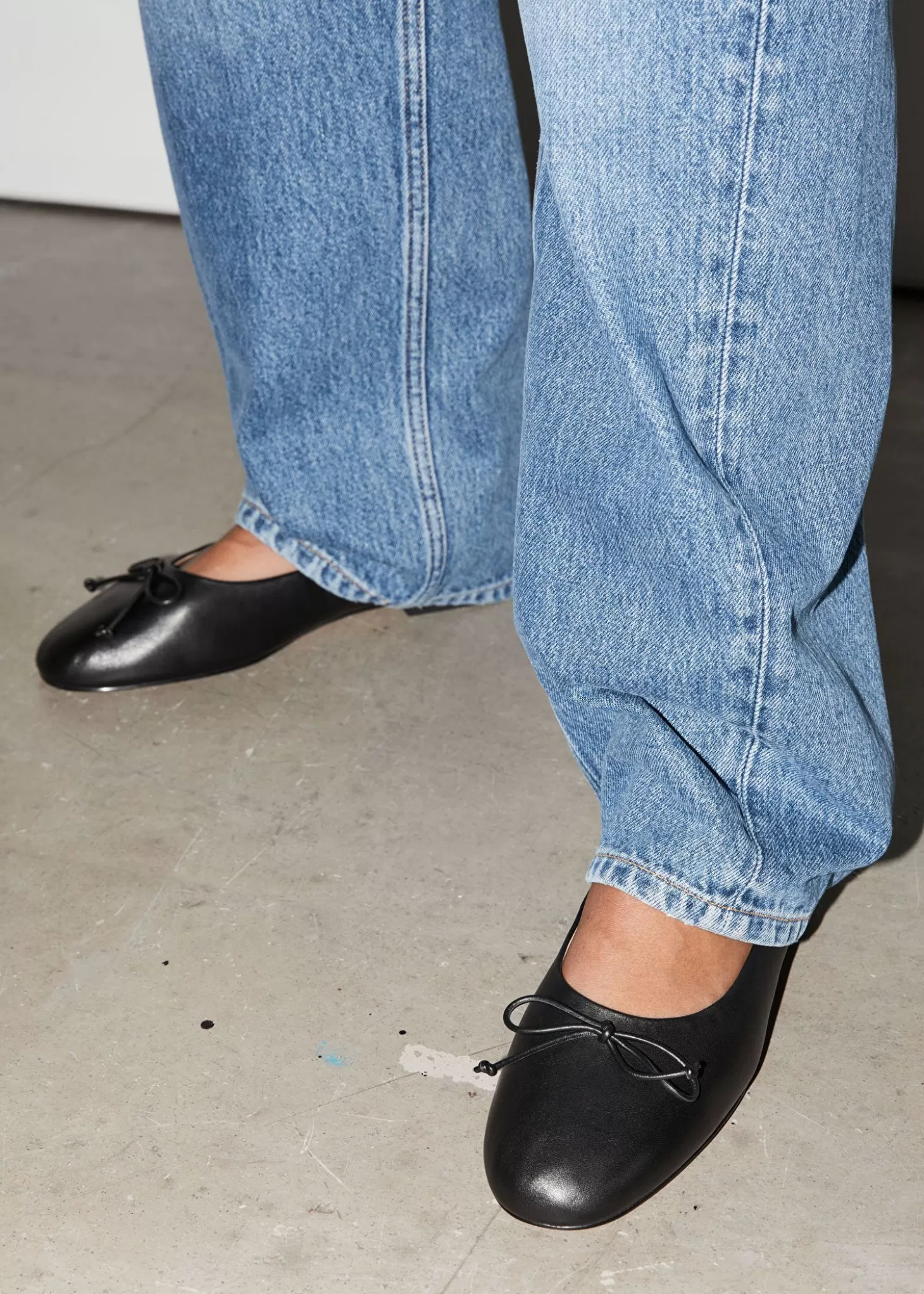 Eleganti ballerine in pelle nera - Collezione esclusiva Online & Other Stories 

Scopri le scarpe comode che uniscono stile e raffinatezza. Ballerine artigianali in vera pelle, tonalità nero intenso. Disponibili ora su Stories.