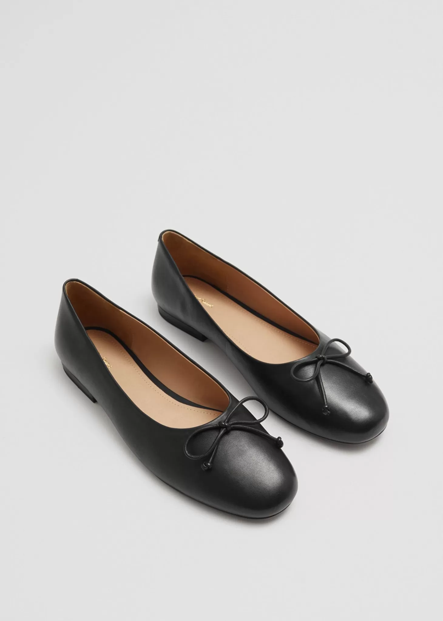 Eleganti ballerine in pelle nera - Collezione esclusiva Online & Other Stories 

Scopri le scarpe comode che uniscono stile e raffinatezza. Ballerine artigianali in vera pelle, tonalità nero intenso. Disponibili ora su Stories.