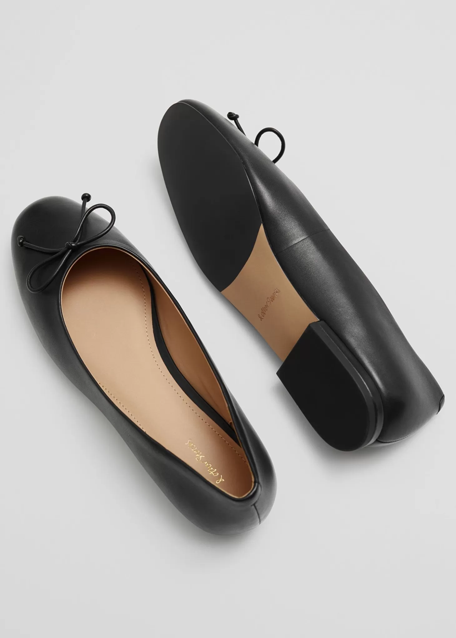 Eleganti ballerine in pelle nera - Collezione esclusiva Online & Other Stories 

Scopri le scarpe comode che uniscono stile e raffinatezza. Ballerine artigianali in vera pelle, tonalità nero intenso. Disponibili ora su Stories.
