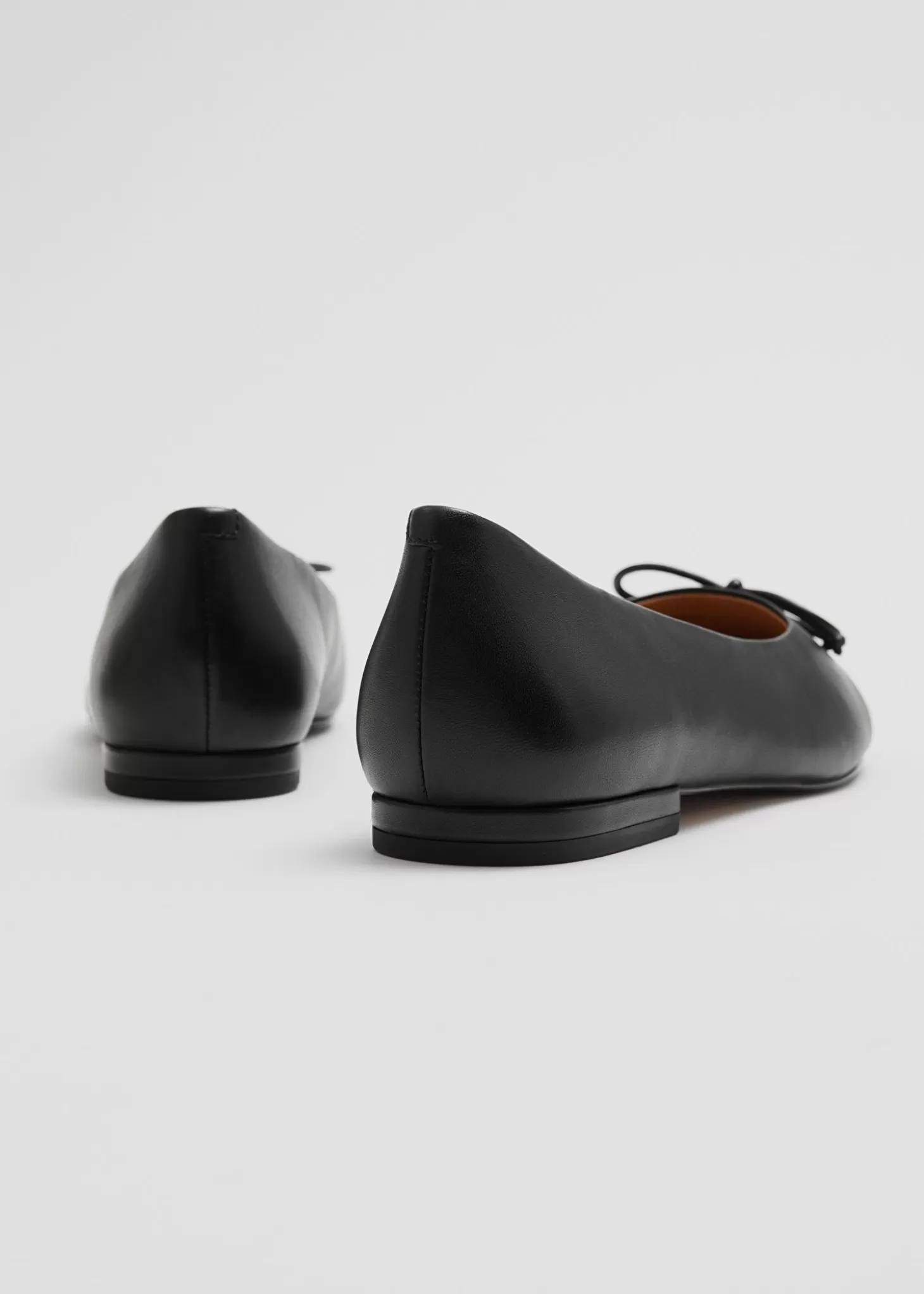 Eleganti ballerine in pelle nera - Collezione esclusiva Online & Other Stories 

Scopri le scarpe comode che uniscono stile e raffinatezza. Ballerine artigianali in vera pelle, tonalità nero intenso. Disponibili ora su Stories.