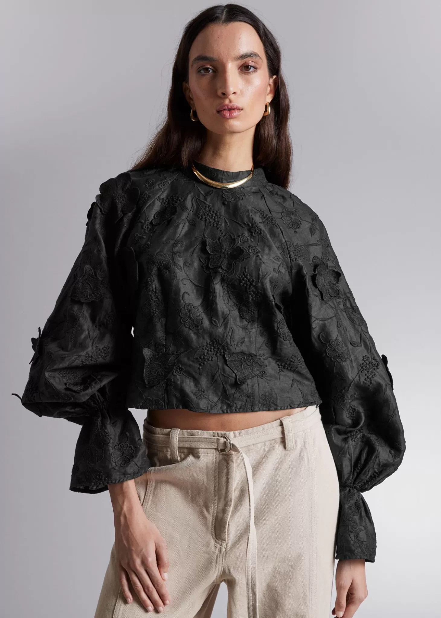 Blusa Femminile con Scollo Sagomato e Dettaglio Floreale Ricamato - Nero Assoluto & Other Stories