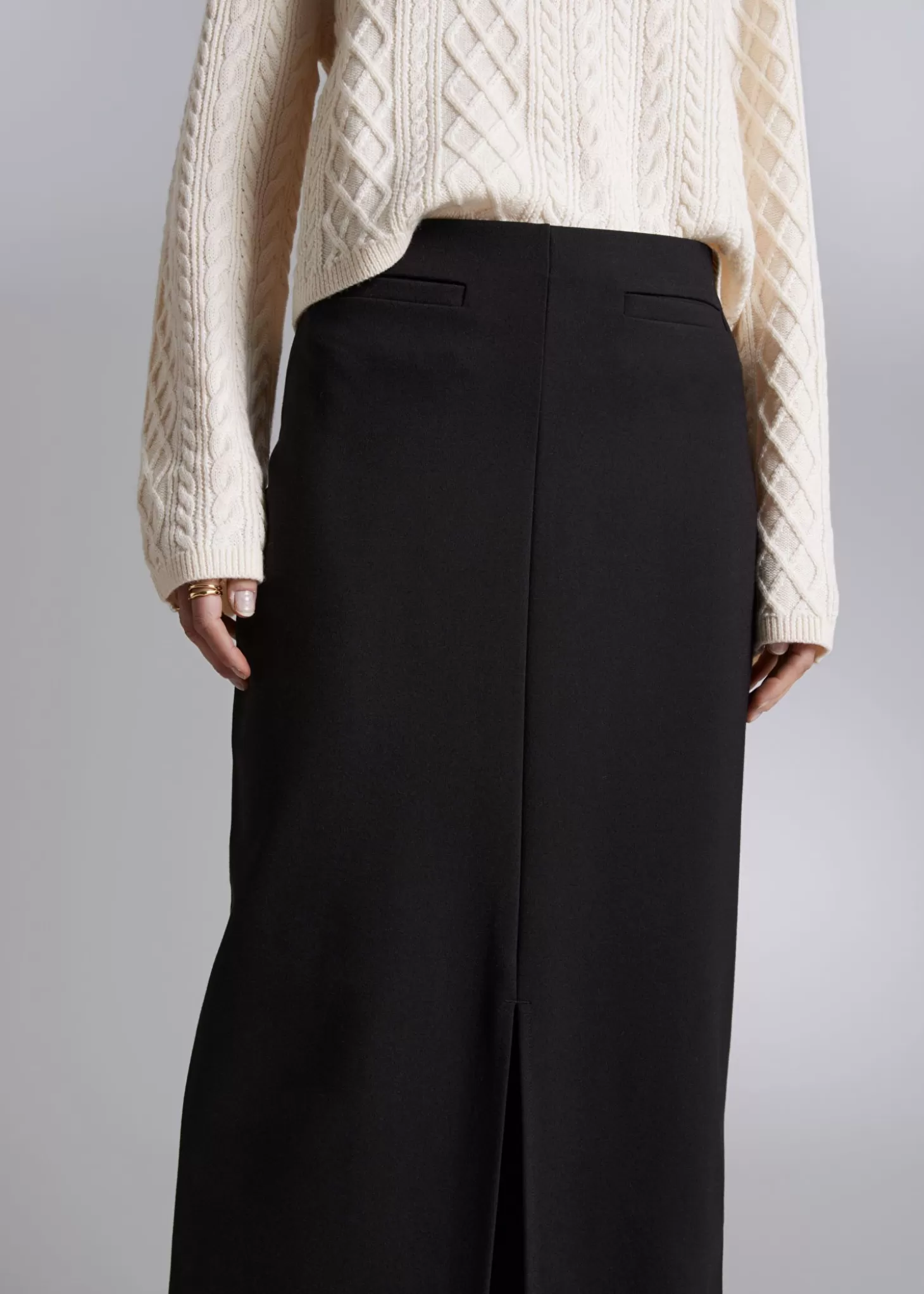 Abito Matita Lungo in Nero Essentiale - Stile Minimalista da Shop & Other Stories