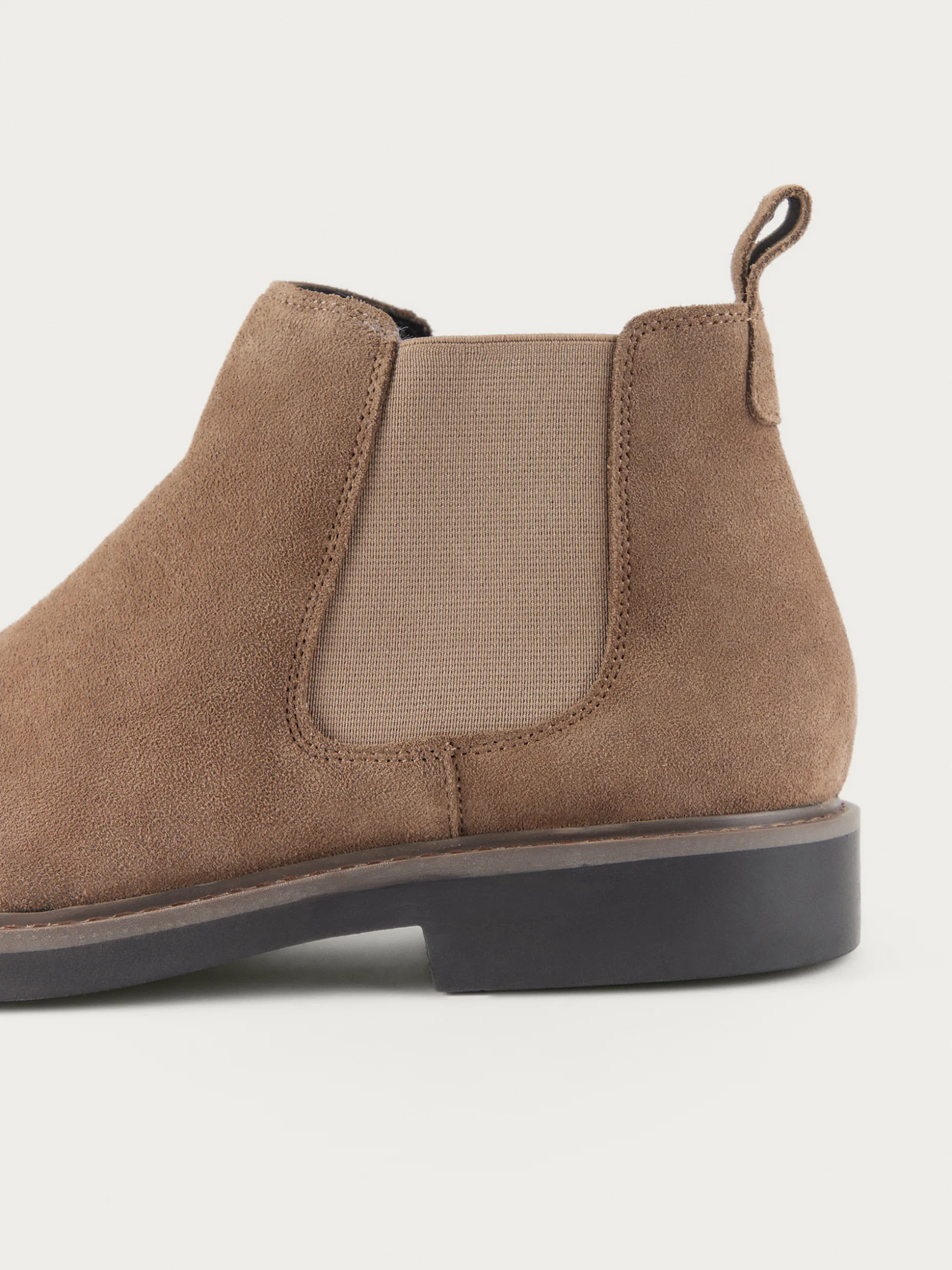 Scarpa Elasticizzata Comfort di Álvaro Moreno - Design Moderno per Movimenti Naturali
(Note: The name