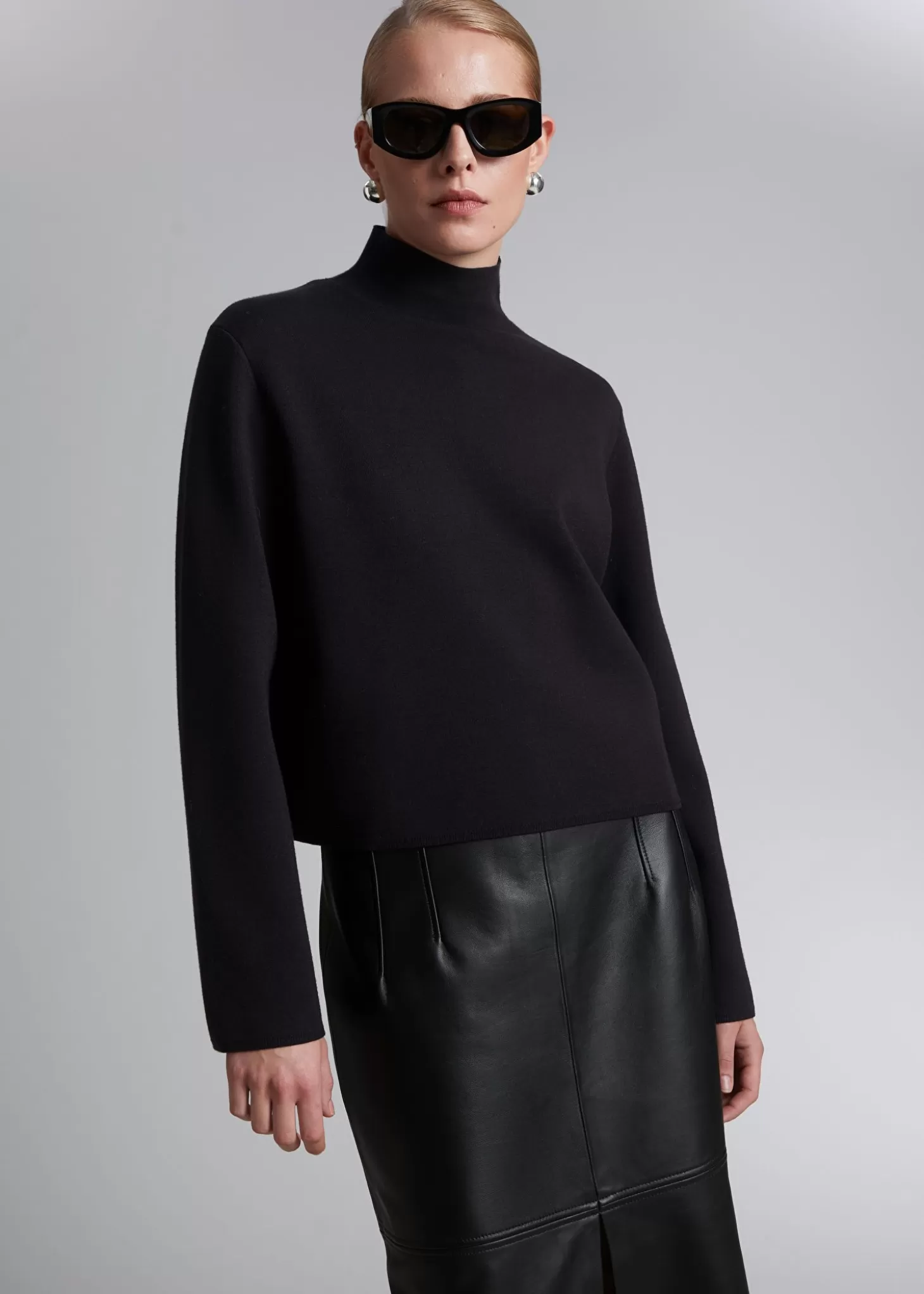 Maglione Oversize con Colletto Arrotolato - Nero Classico da Stories & Altre