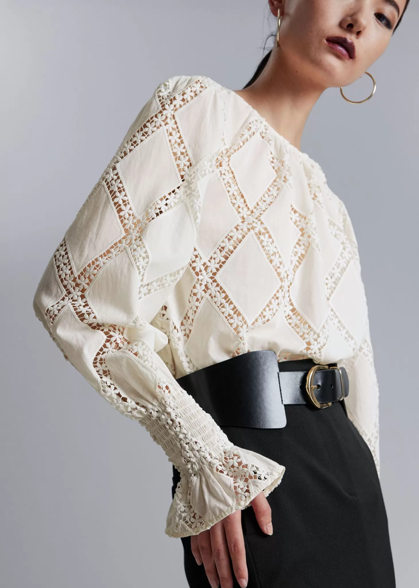 Camicetta in pizzo con dettagli puff sleeves - Modello bianco estivo firmato & Other Stories