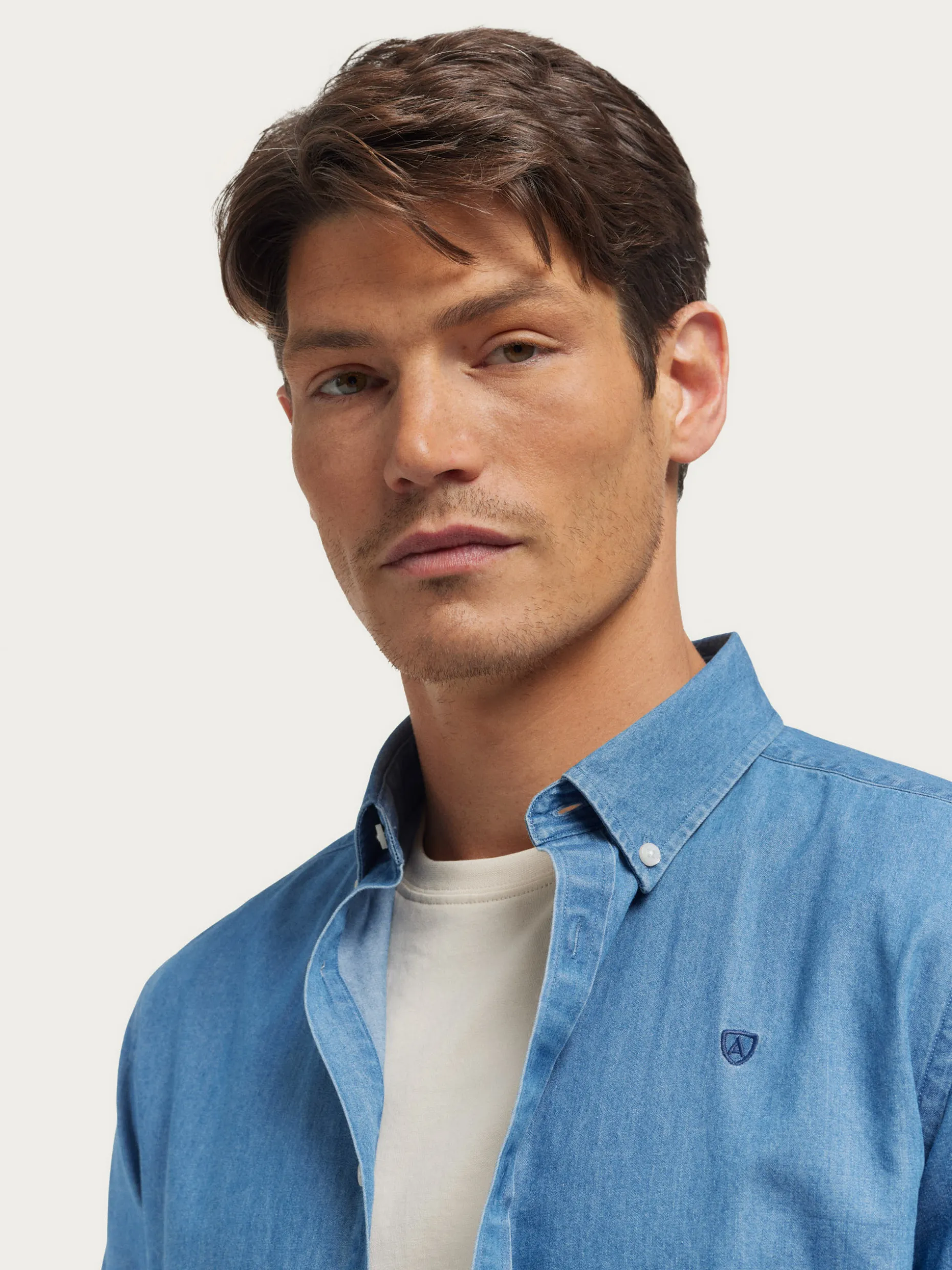 Alvaro Moreno - Camicia in Denim Confortevole con Collo Button-Down, Design Moderno e Dettagli Artigianali