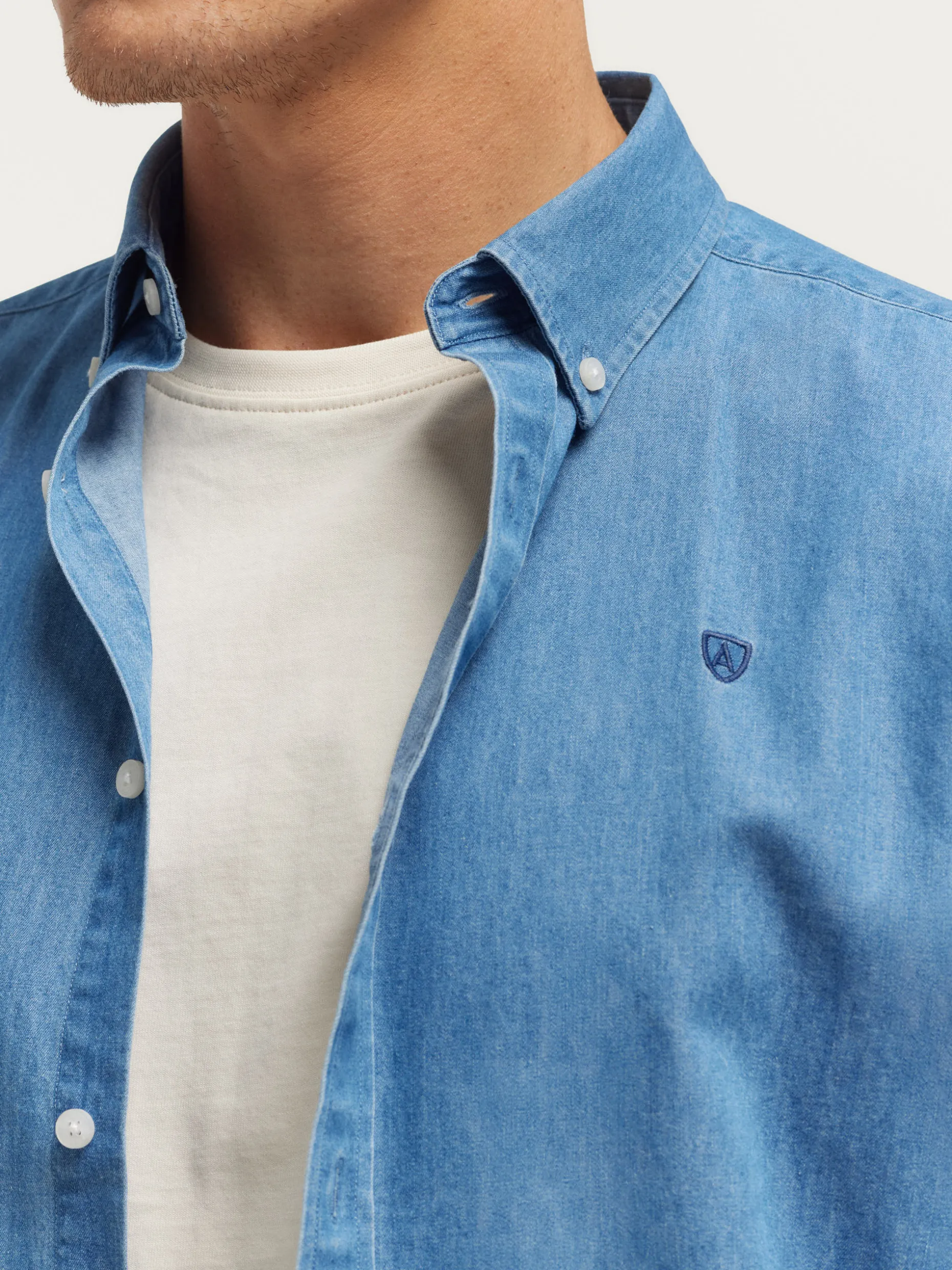 Alvaro Moreno - Camicia in Denim Confortevole con Collo Button-Down, Design Moderno e Dettagli Artigianali