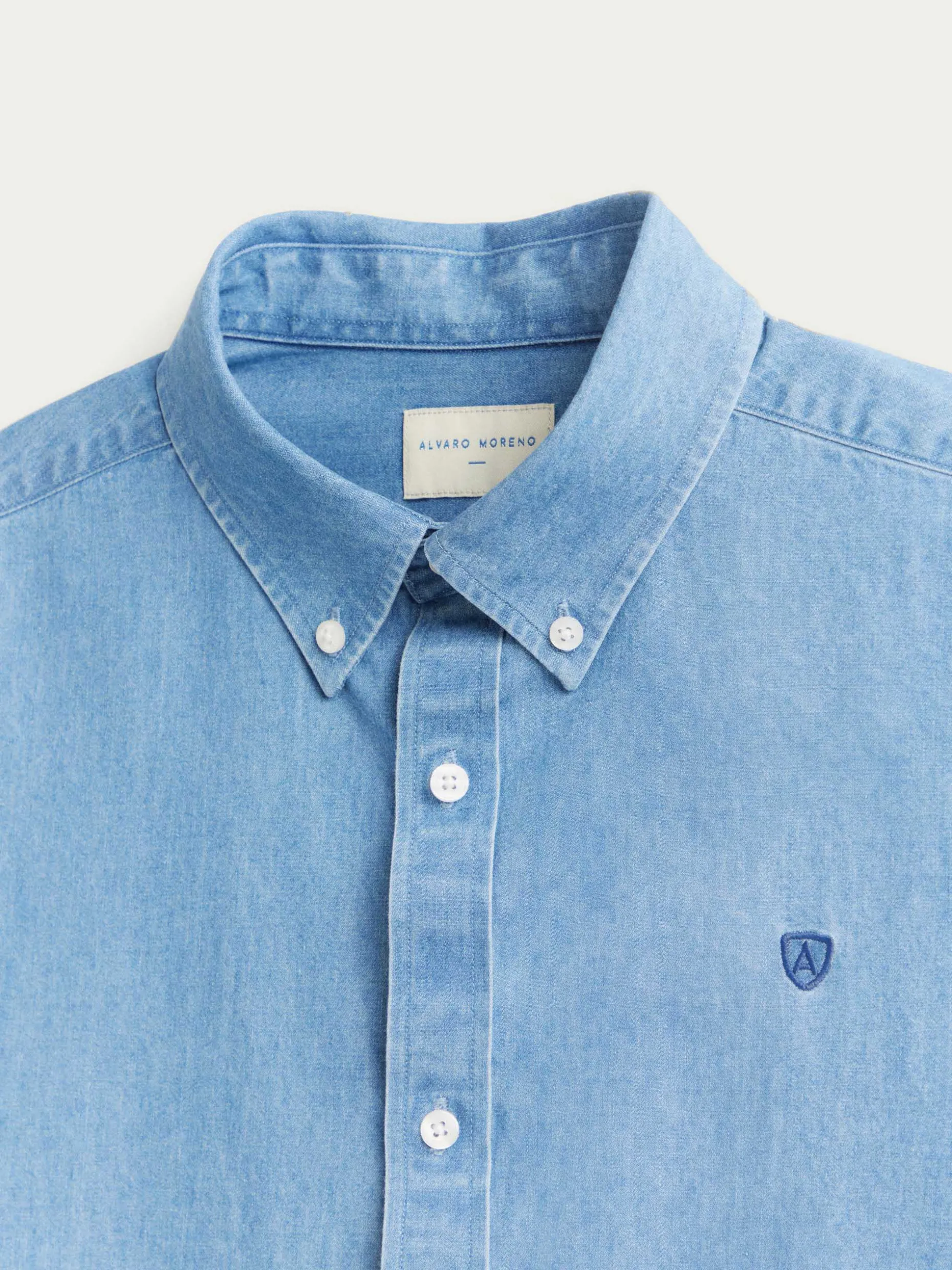 Alvaro Moreno - Camicia in Denim Confortevole con Collo Button-Down, Design Moderno e Dettagli Artigianali