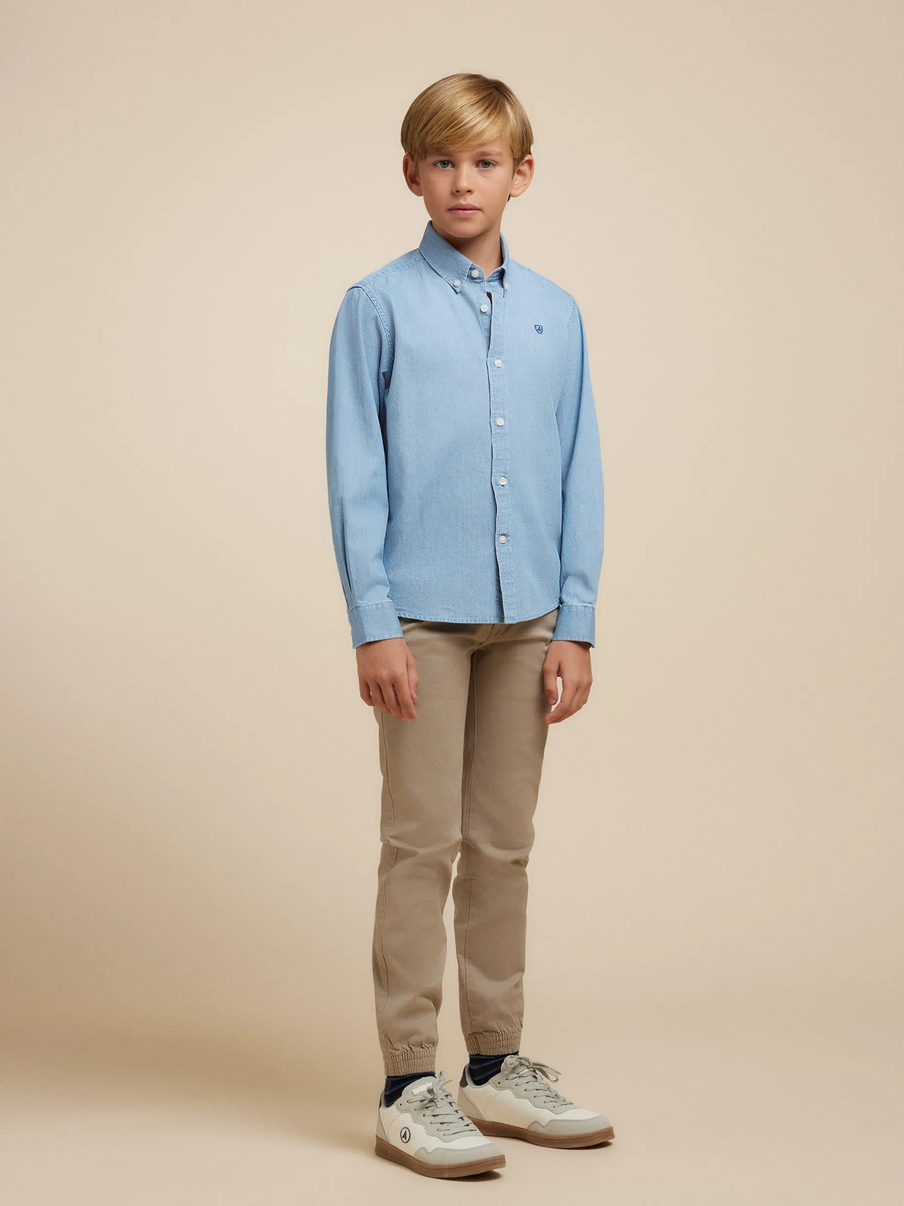 Camicia Jeans Bambini Confortevole - Stile Casual con Tocco Resistente  
Scopri la Collezione Alvaro Moreno | Offerta Esclusiva per Piccoli Esploratori
