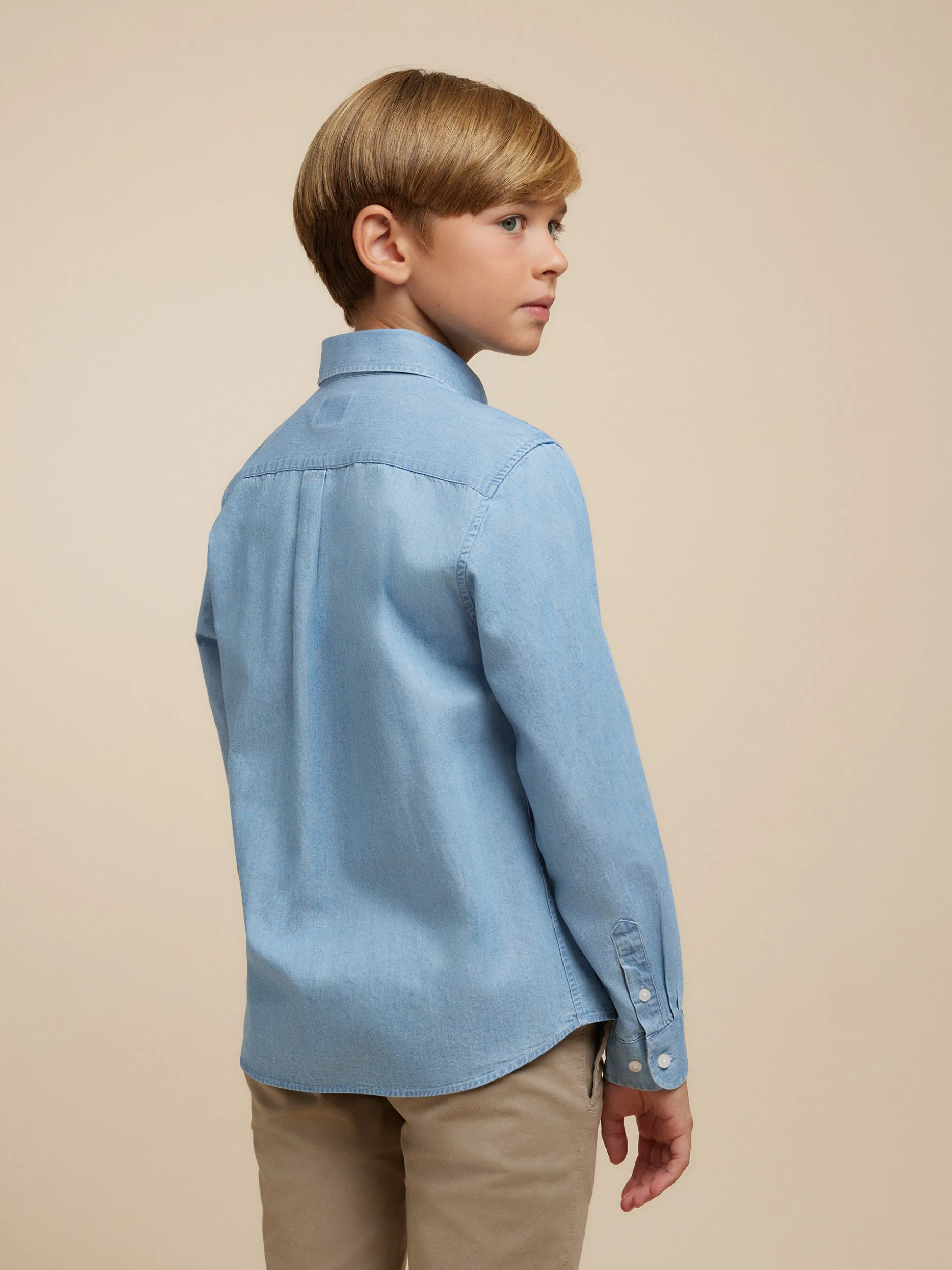 Camicia Jeans Bambini Confortevole - Stile Casual con Tocco Resistente  
Scopri la Collezione Alvaro Moreno | Offerta Esclusiva per Piccoli Esploratori