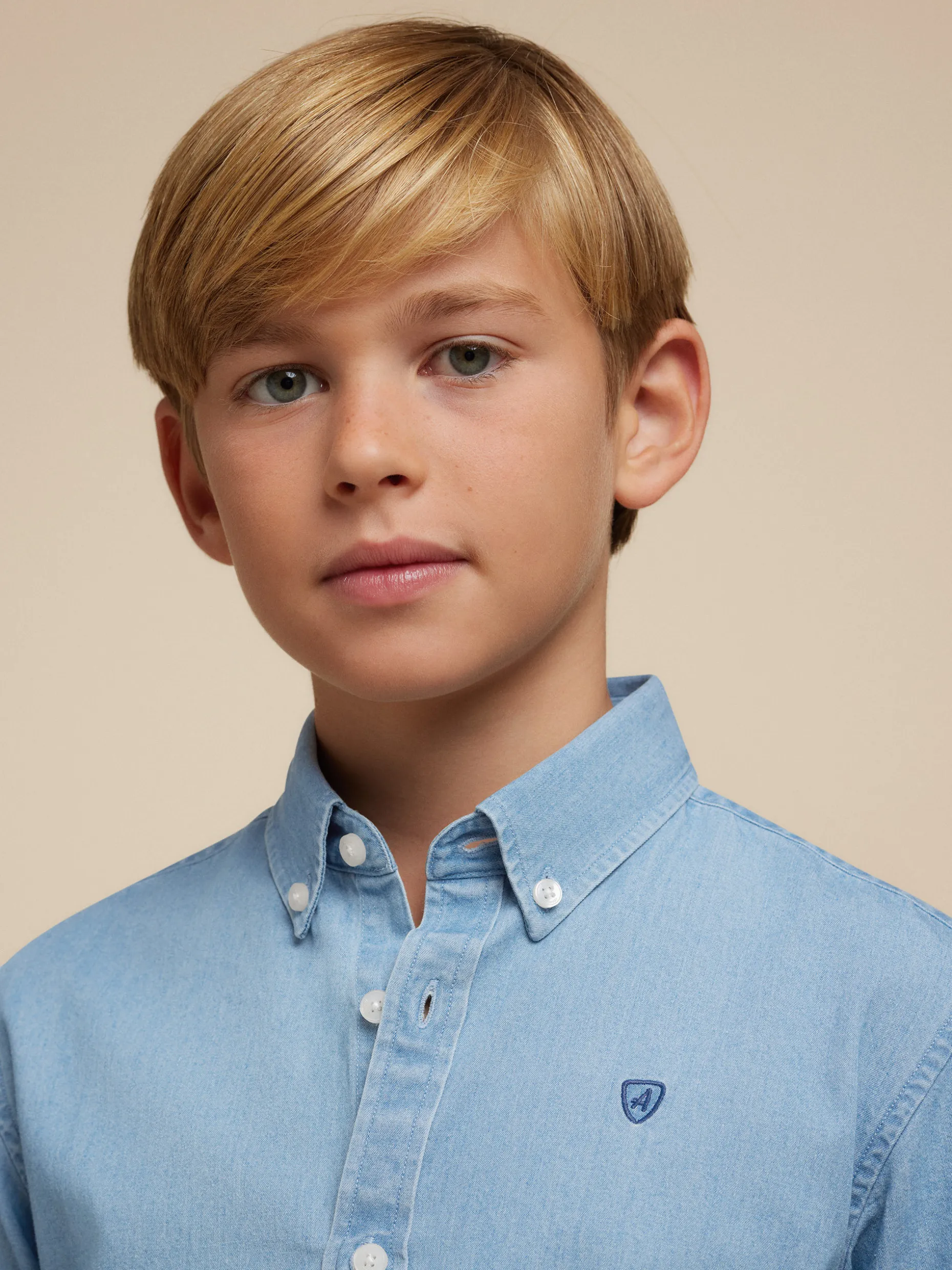 Camicia Jeans Bambini Confortevole - Stile Casual con Tocco Resistente  
Scopri la Collezione Alvaro Moreno | Offerta Esclusiva per Piccoli Esploratori