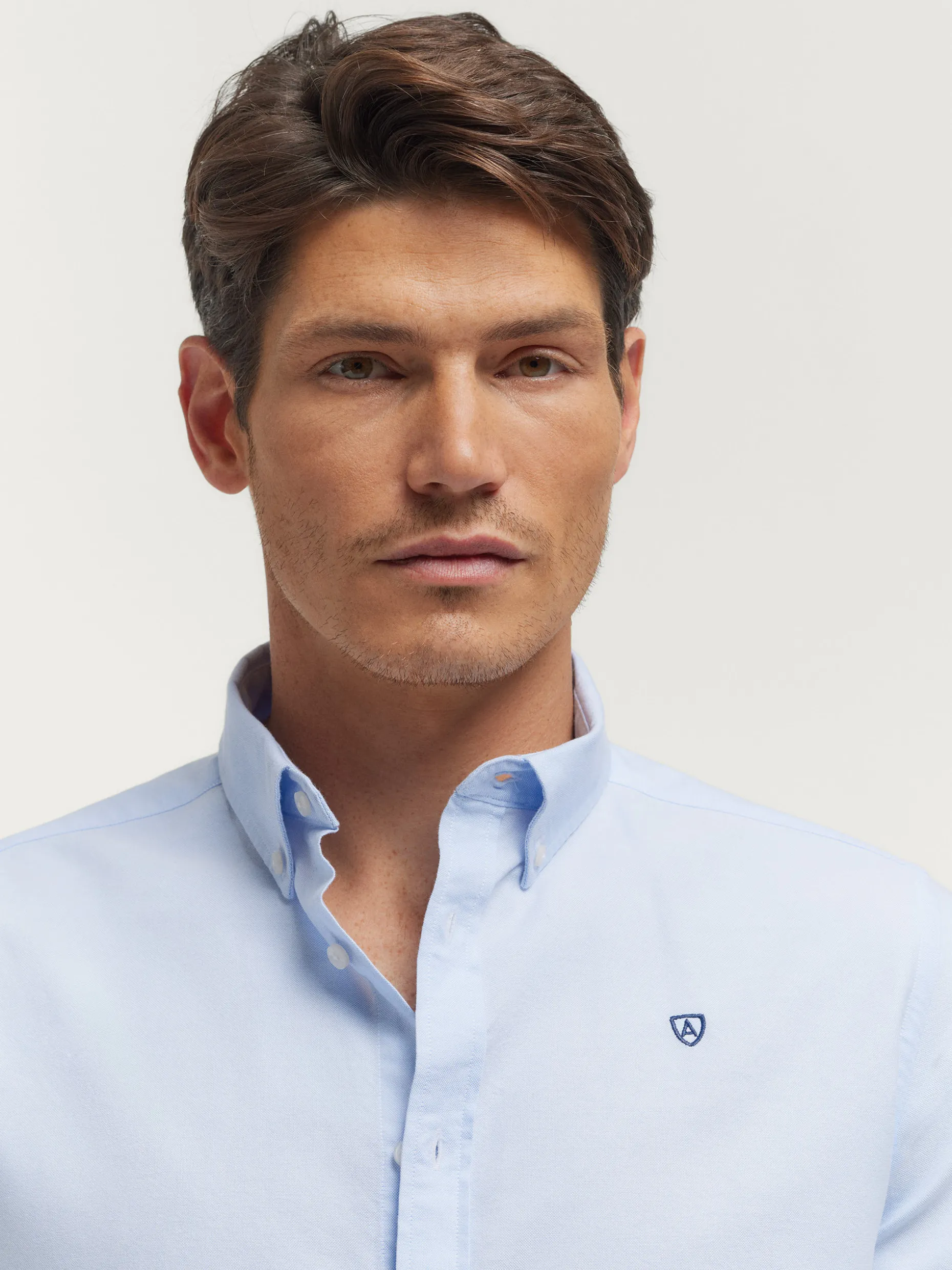 Camicia Oxford Classica in Cotone - Confezione Artigianale con Bottoni Mother-of-Pearl | Design Minimalista e Comfort Premium da Alvaro Moreno - Collezione Autunno 2023