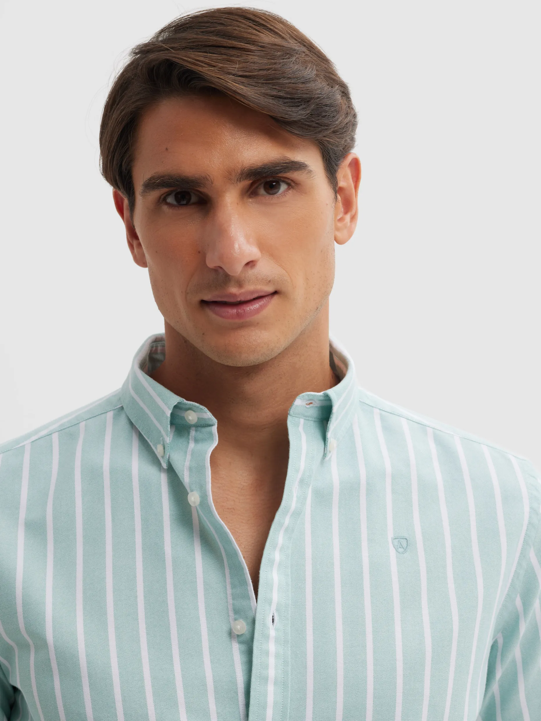 CAMICIA OXFORD ICONICA DA UOMO - DESIGN ESSENZIALE DI ALVARO MORENO 

Tessuto Oxford morbido, collo classico con bottone nascosto, taglio slim. Modello intramontabile per un look senza tempo. Collezione outlet esclusiva.
