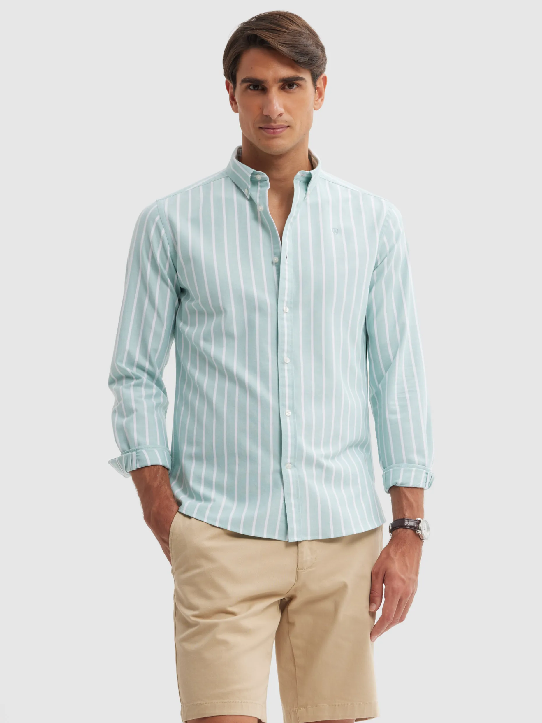 CAMICIA OXFORD ICONICA DA UOMO - DESIGN ESSENZIALE DI ALVARO MORENO 

Tessuto Oxford morbido, collo classico con bottone nascosto, taglio slim. Modello intramontabile per un look senza tempo. Collezione outlet esclusiva.