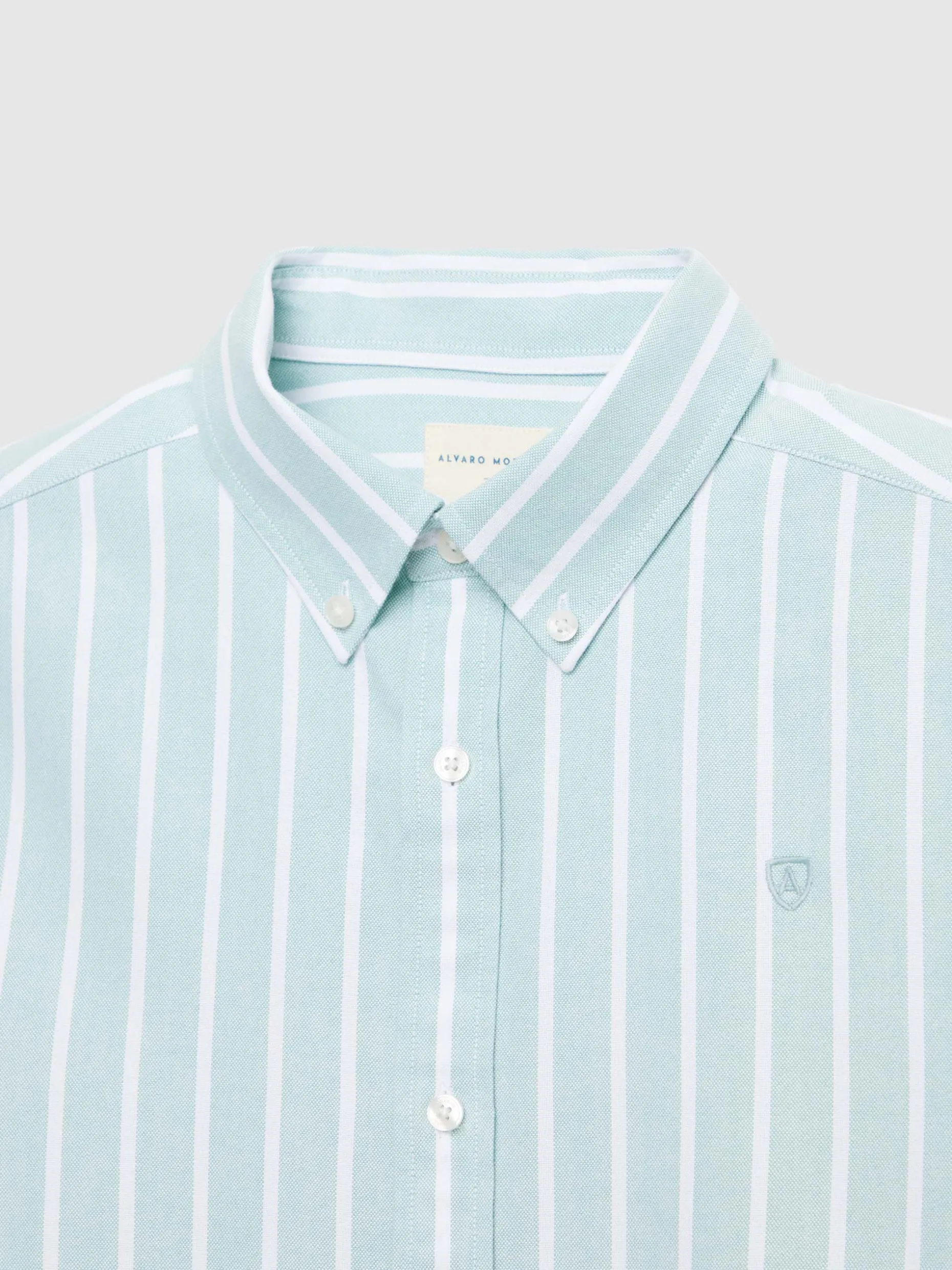 CAMICIA OXFORD ICONICA DA UOMO - DESIGN ESSENZIALE DI ALVARO MORENO 

Tessuto Oxford morbido, collo classico con bottone nascosto, taglio slim. Modello intramontabile per un look senza tempo. Collezione outlet esclusiva.
