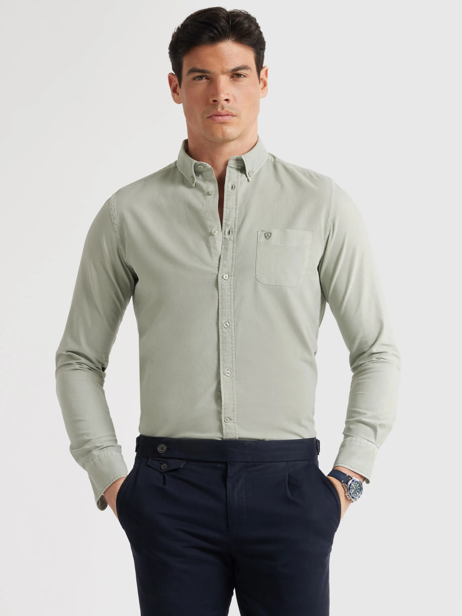 Camicia Oxford Classica con Taschino, Tinto a Mano - Design Esclusivo di Alvaro Moreno