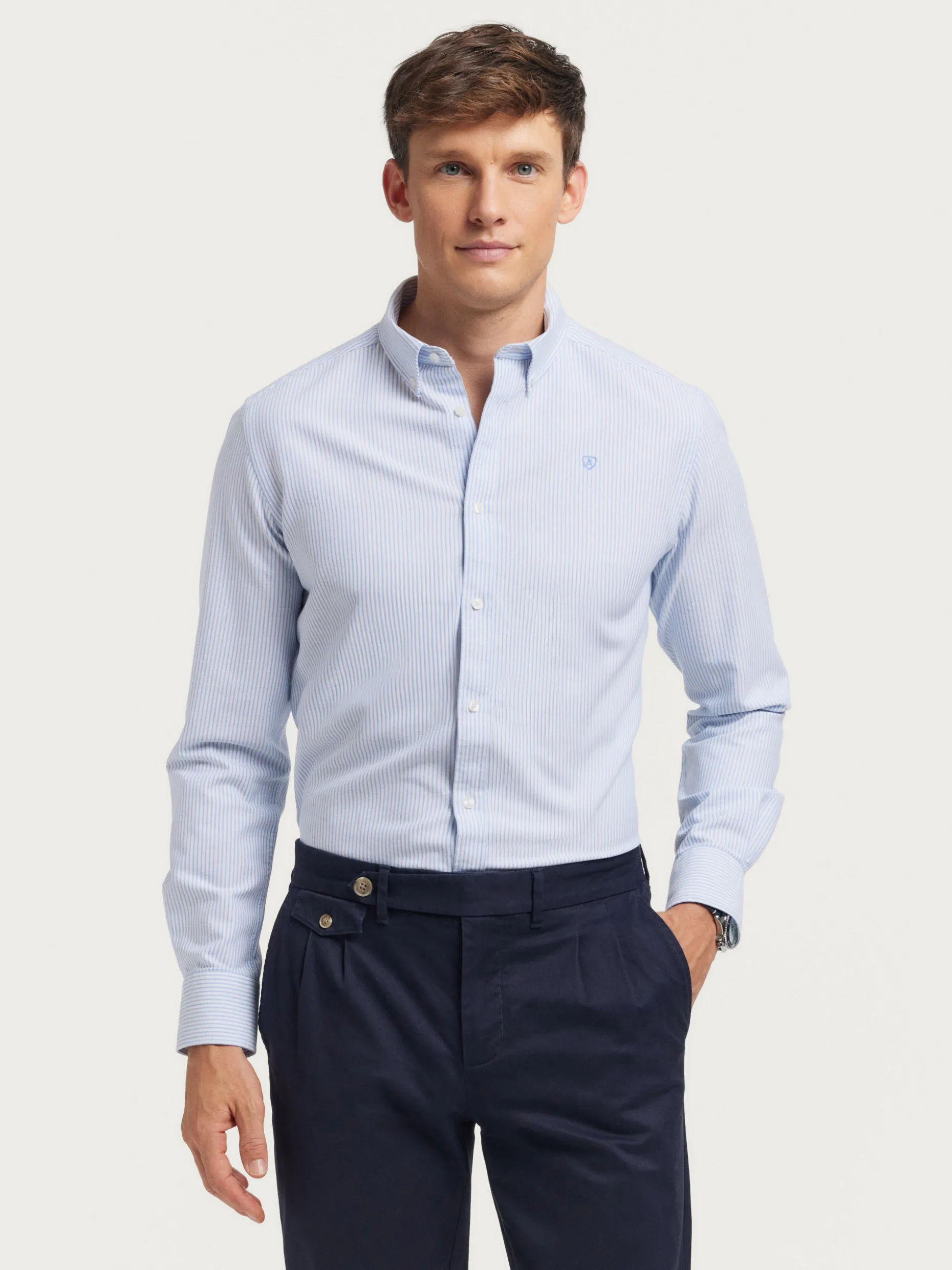 Camicia Oxford Classic Regent - Tessuto Oxford Premium  
Outlet Uomo | Collezione Esclusiva di Alvaro Moreno  
Design Elegante con Finiture Raffinate - Perfetta per lo Stile Contemporaneo