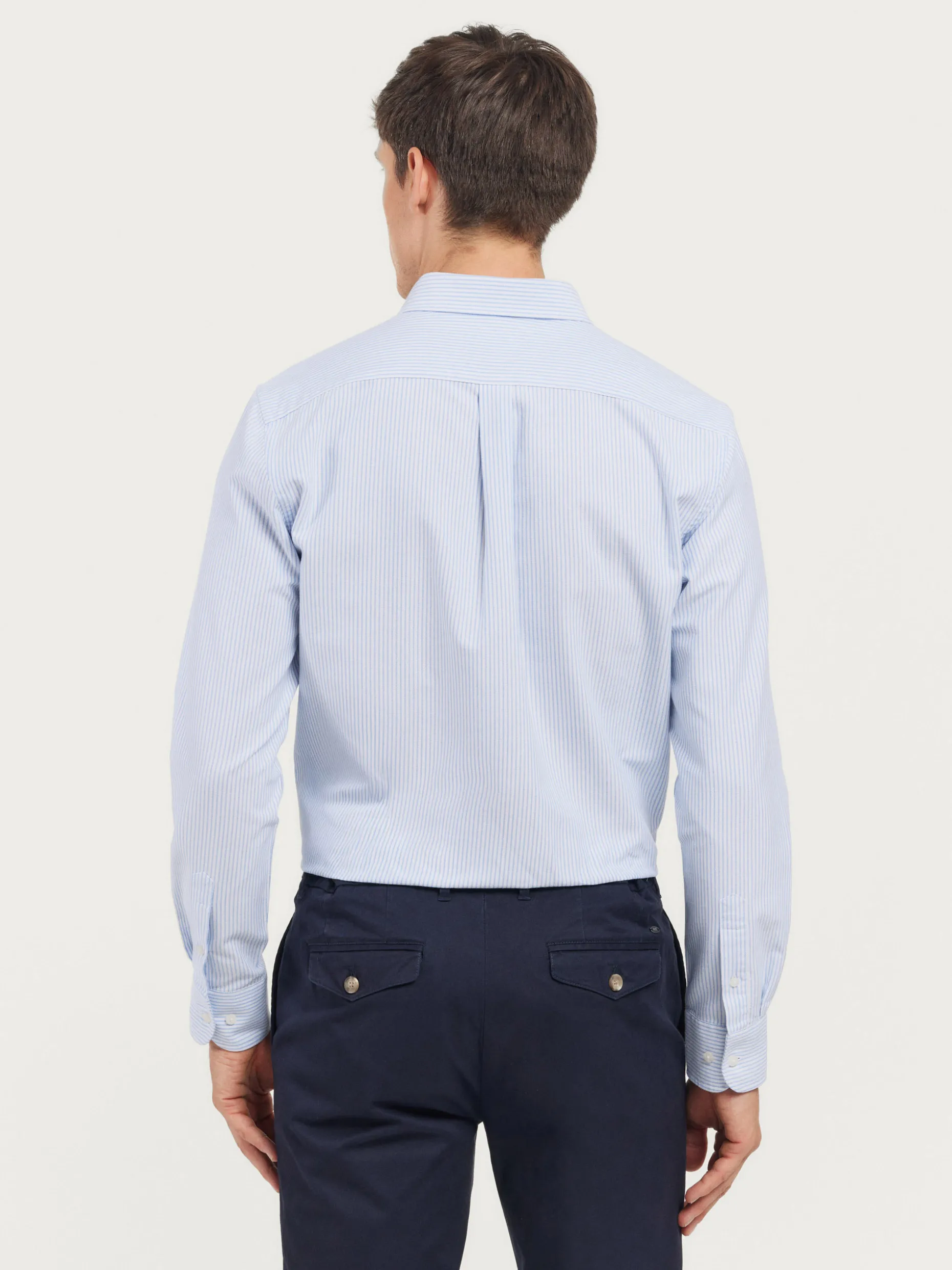 Camicia Oxford Classic Regent - Tessuto Oxford Premium  
Outlet Uomo | Collezione Esclusiva di Alvaro Moreno  
Design Elegante con Finiture Raffinate - Perfetta per lo Stile Contemporaneo