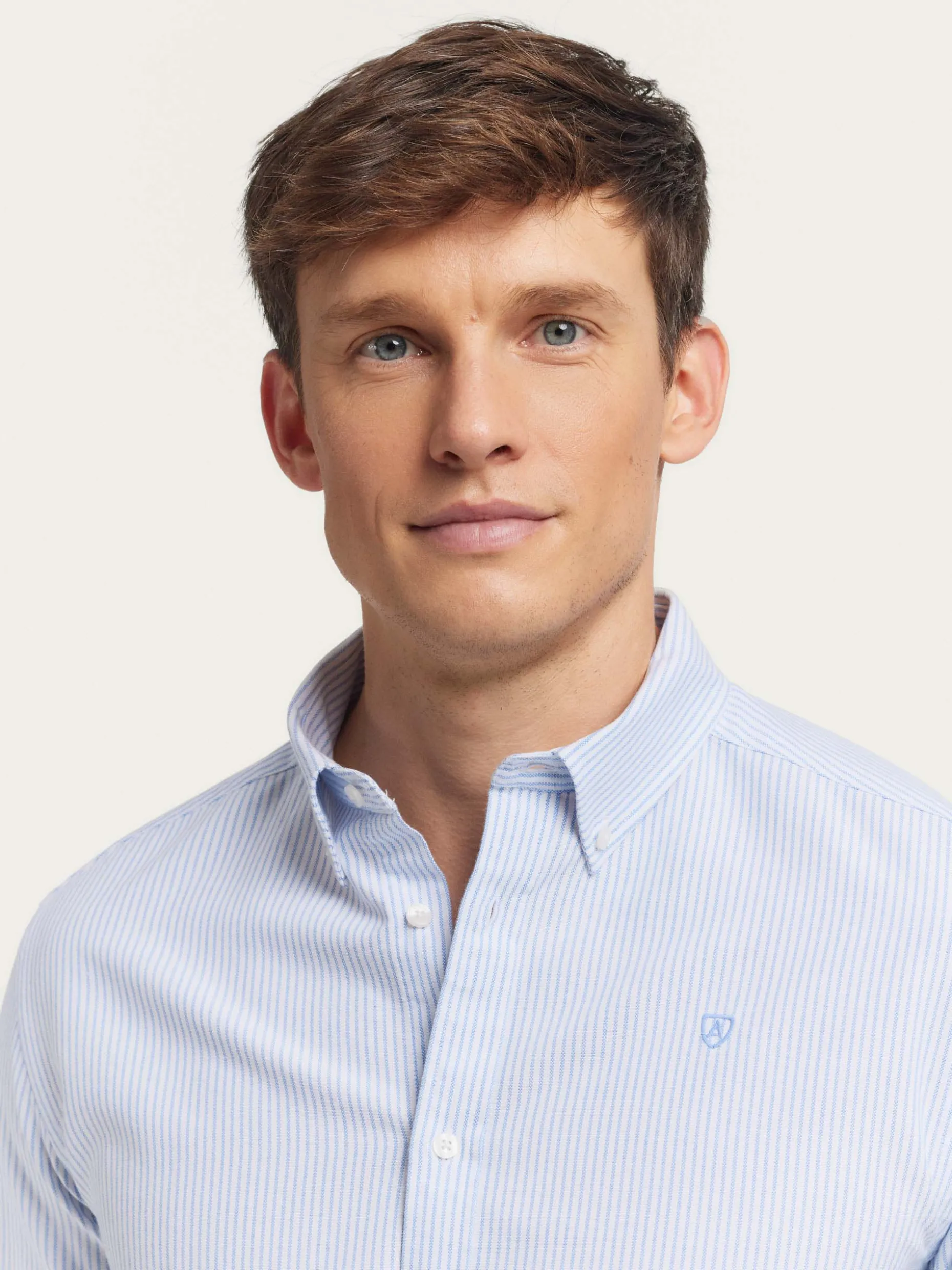 Camicia Oxford Classic Regent - Tessuto Oxford Premium  
Outlet Uomo | Collezione Esclusiva di Alvaro Moreno  
Design Elegante con Finiture Raffinate - Perfetta per lo Stile Contemporaneo