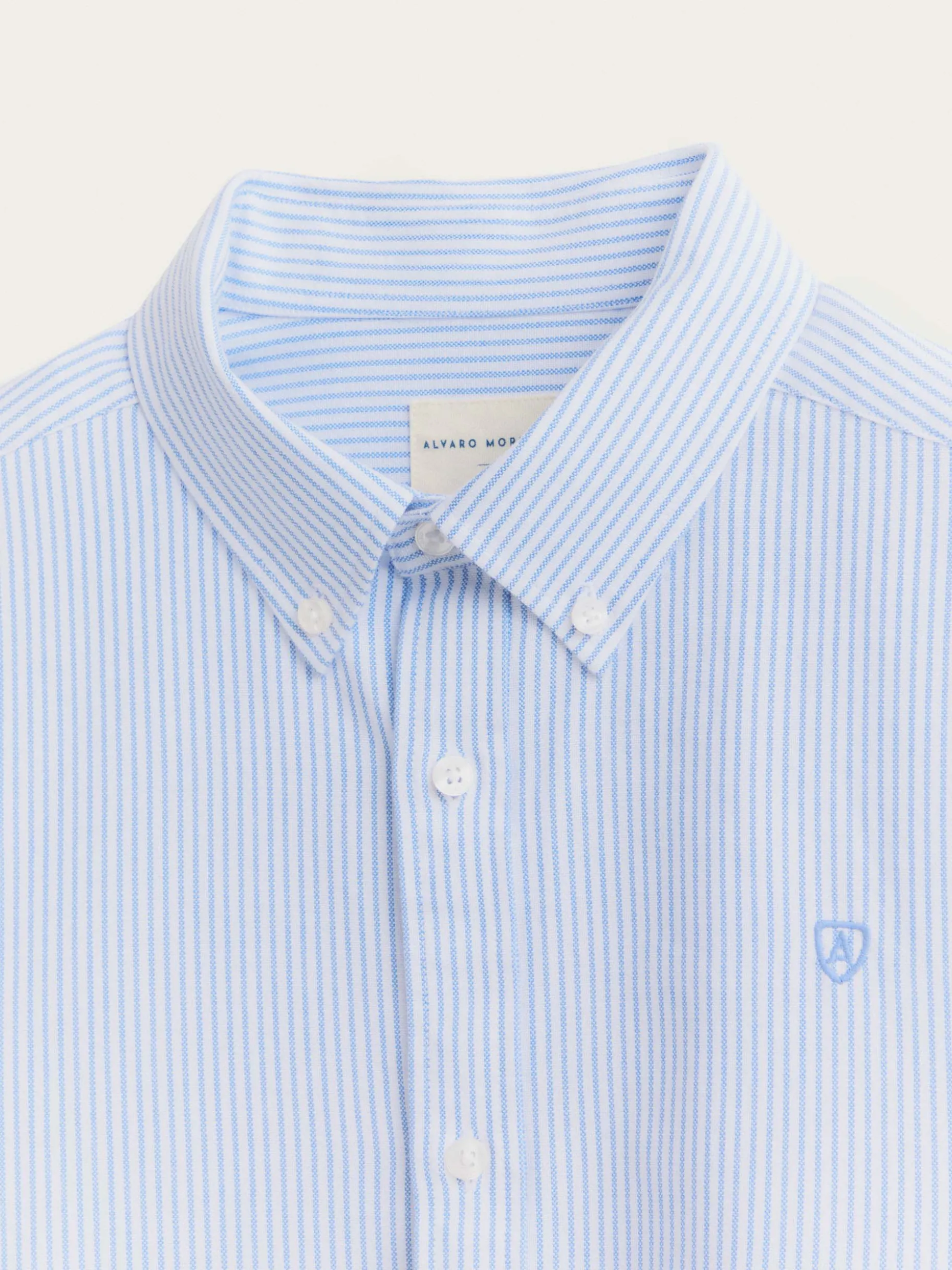 Camicia Oxford Classic Regent - Tessuto Oxford Premium  
Outlet Uomo | Collezione Esclusiva di Alvaro Moreno  
Design Elegante con Finiture Raffinate - Perfetta per lo Stile Contemporaneo