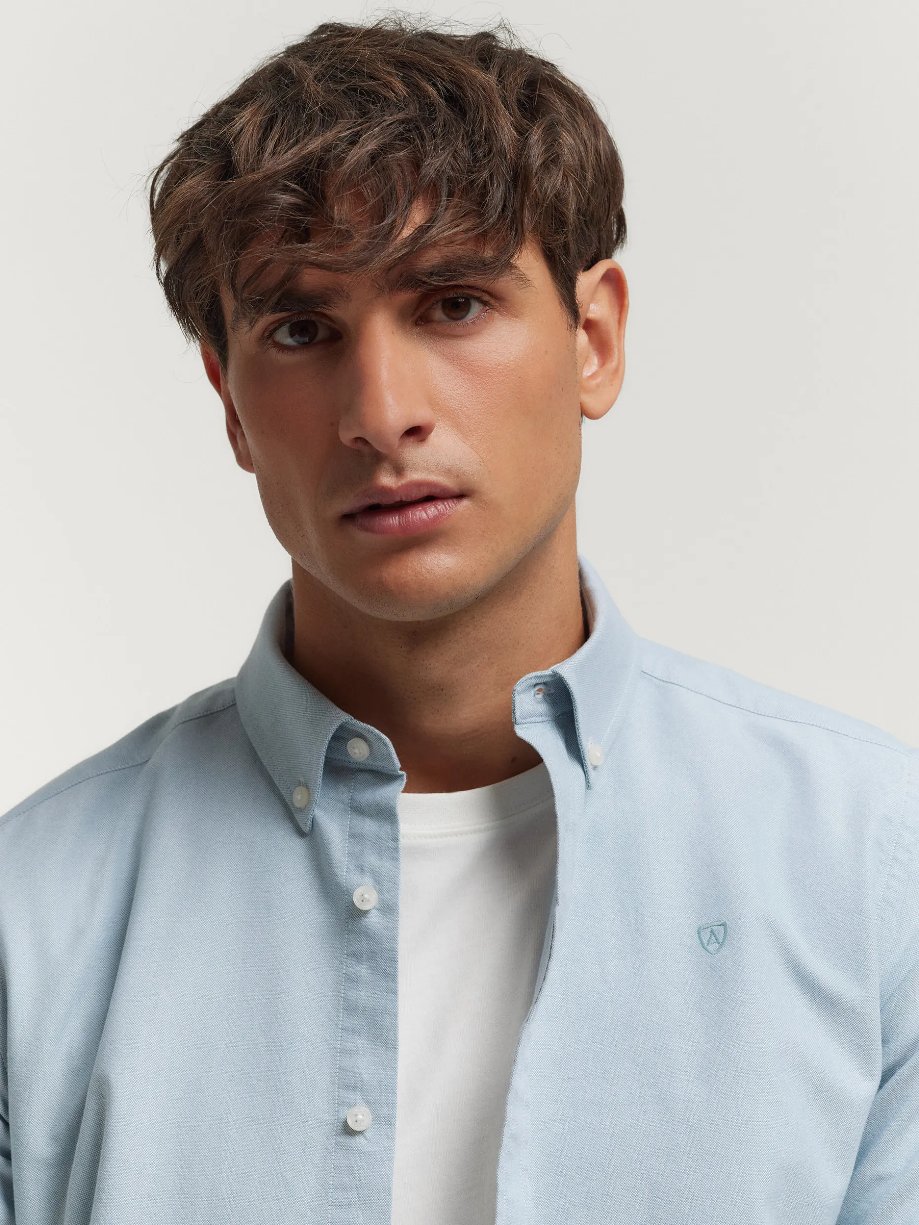 Camicia Oxford Classica in Cotone Puro - Elegante e Resistente | Collezione Uomo Alvaro Moreno
Camicia Casual Oxford Premium - Tessuto Antigrinza con Taglio Moderno | Alvaro Moreno Shop
Camicia Uomo Oxford 100% Cotone - Confezione Elegante con Bottoni Rinforzati | Alvaro Moreno Boutique