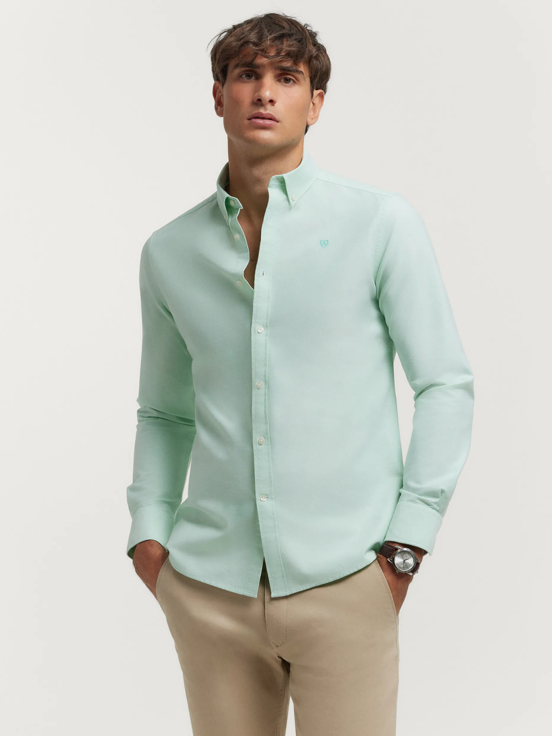 Camicia Oxford Classica in Tinta Unita - Design Essenziale di Alvaro Moreno | Abbigliamento Uomo Elegante e Versatile per Stilismo Quotidiano