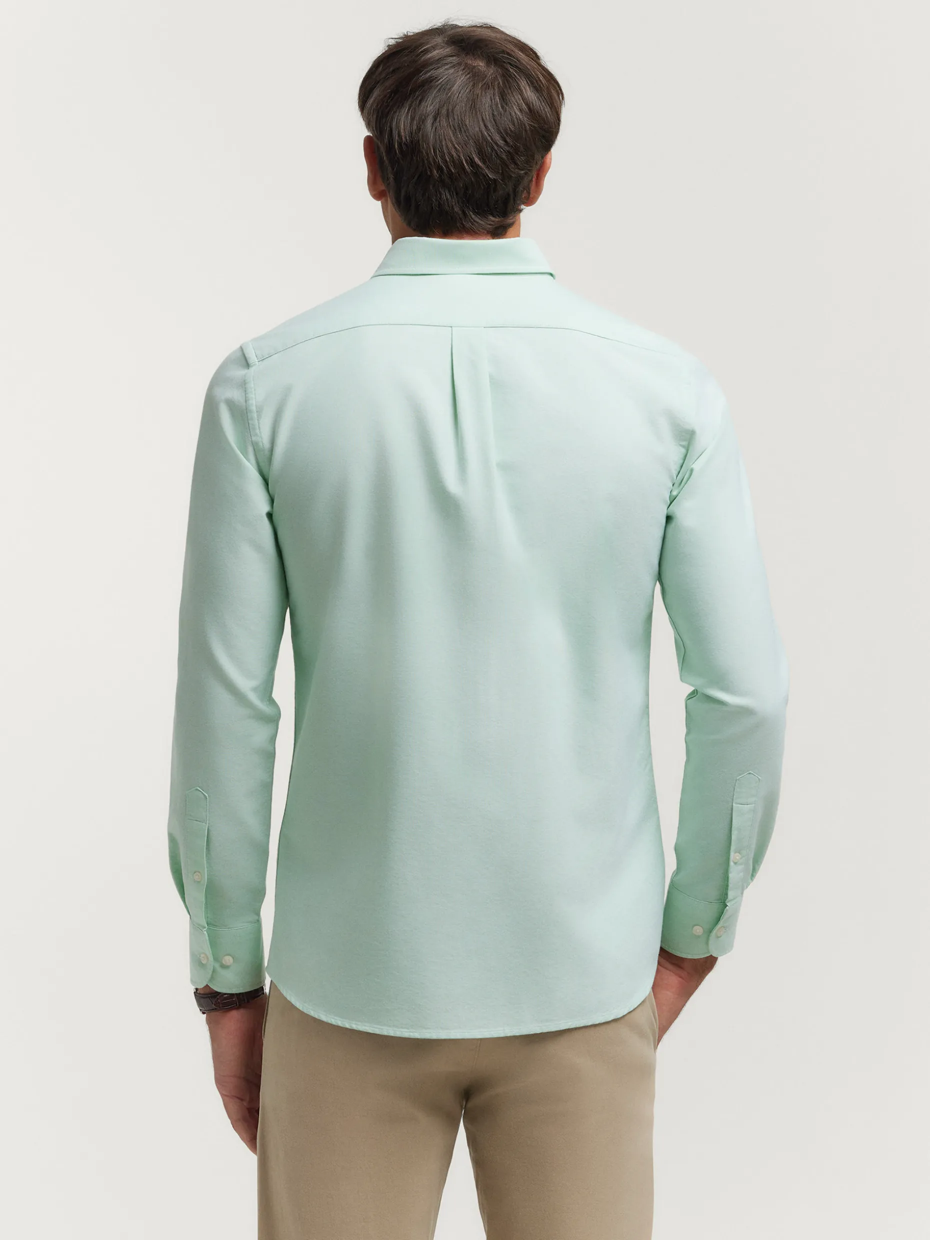 Camicia Oxford Classica in Tinta Unita - Design Essenziale di Alvaro Moreno | Abbigliamento Uomo Elegante e Versatile per Stilismo Quotidiano