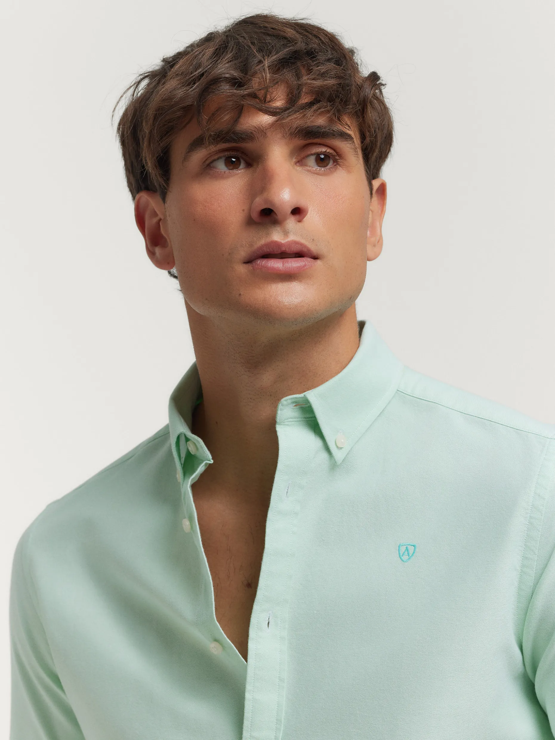 Camicia Oxford Classica in Tinta Unita - Design Essenziale di Alvaro Moreno | Abbigliamento Uomo Elegante e Versatile per Stilismo Quotidiano