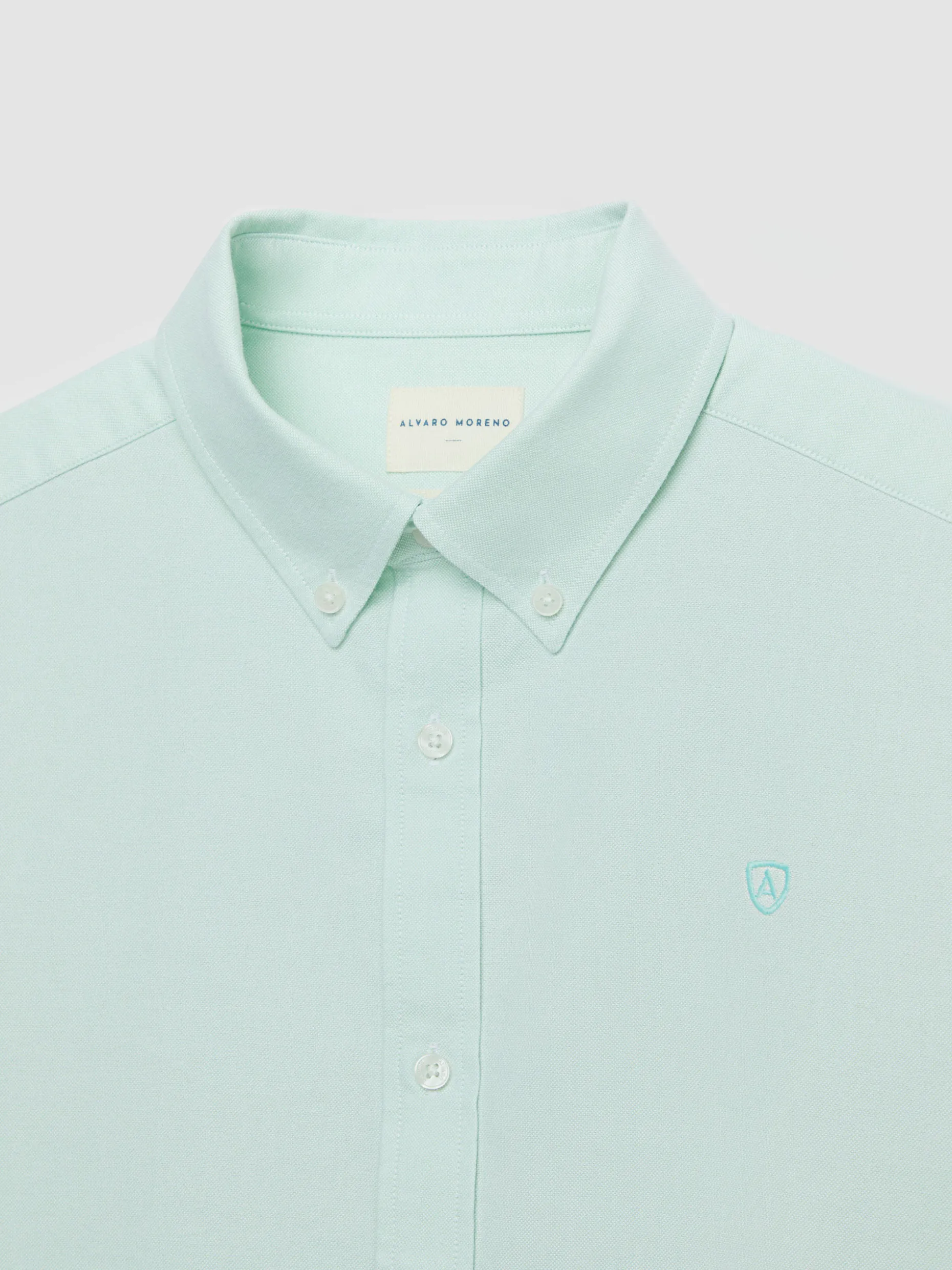 Camicia Oxford Classica in Tinta Unita - Design Essenziale di Alvaro Moreno | Abbigliamento Uomo Elegante e Versatile per Stilismo Quotidiano