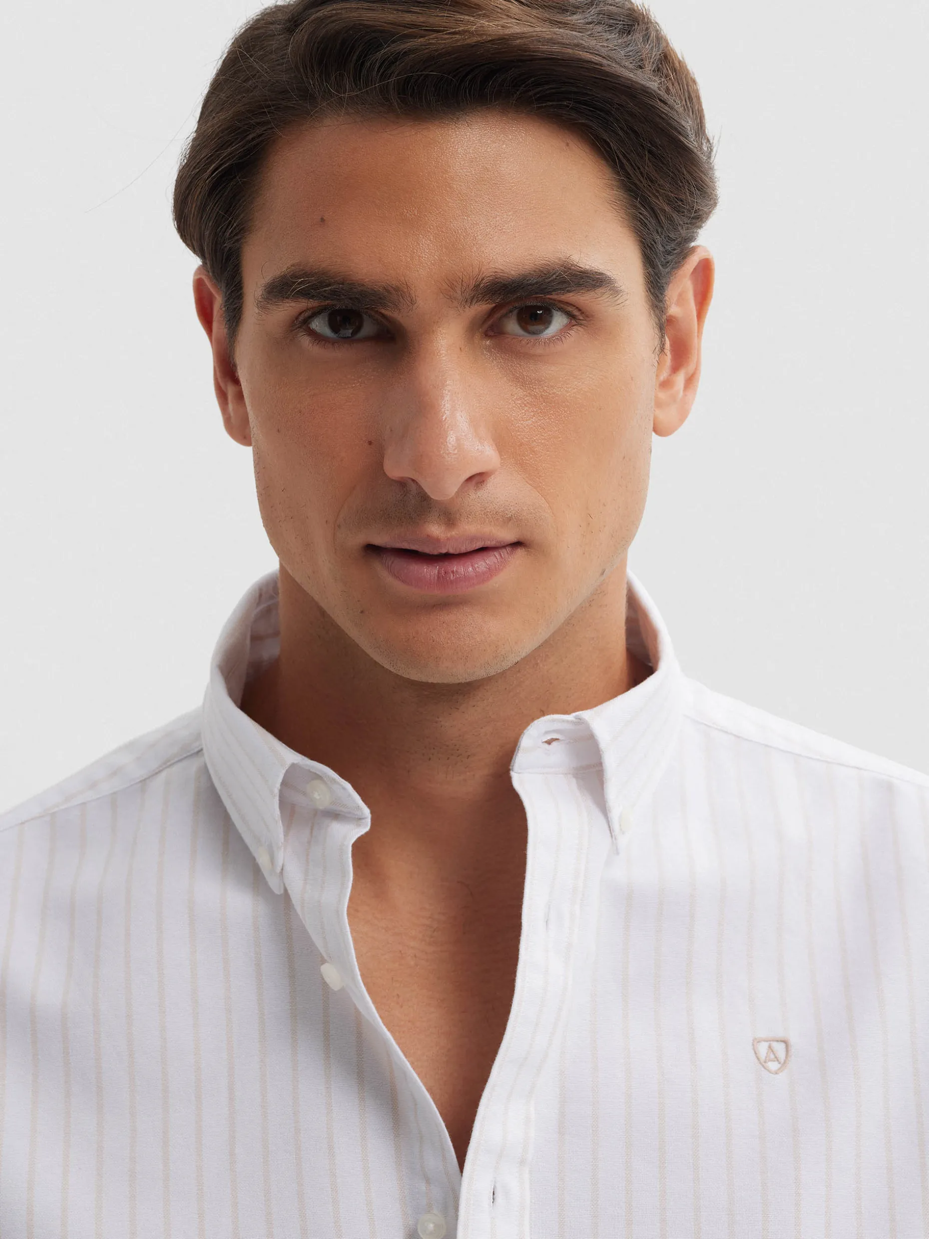 Camicia Oxford in Tessuto Fresco con Vibranti Tonalità Estive - Design Esclusivo Alvaro Moreno | Perfetta per Look Casual Elegante con Bottoni a Contrasto e Cuciture Raffinate