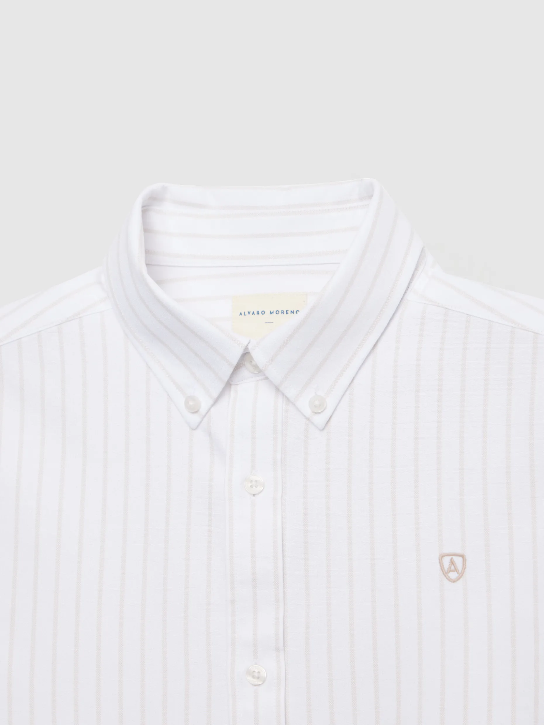 Camicia Oxford in Tessuto Fresco con Vibranti Tonalità Estive - Design Esclusivo Alvaro Moreno | Perfetta per Look Casual Elegante con Bottoni a Contrasto e Cuciture Raffinate
