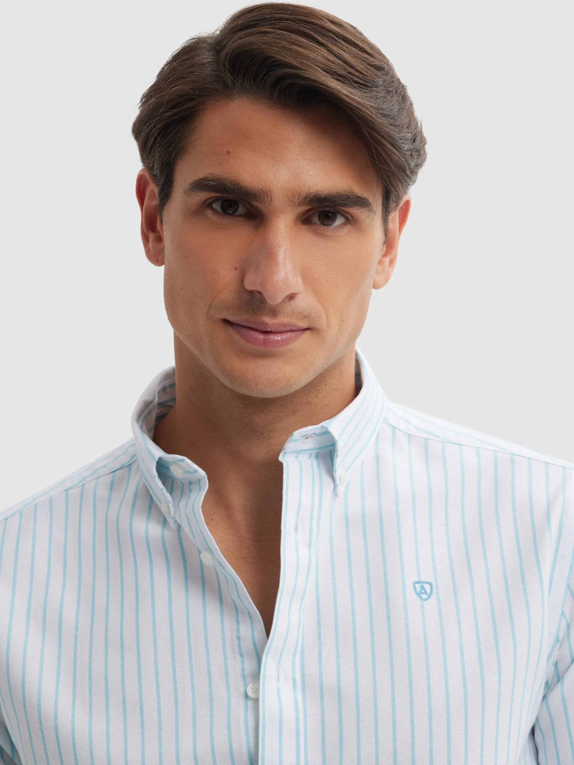 Camicia Oxford Uomo di Alvaro Moreno - Tessuto Respiro, Stile Casual Elegante con Finiture Premium in Blu Soleggiato