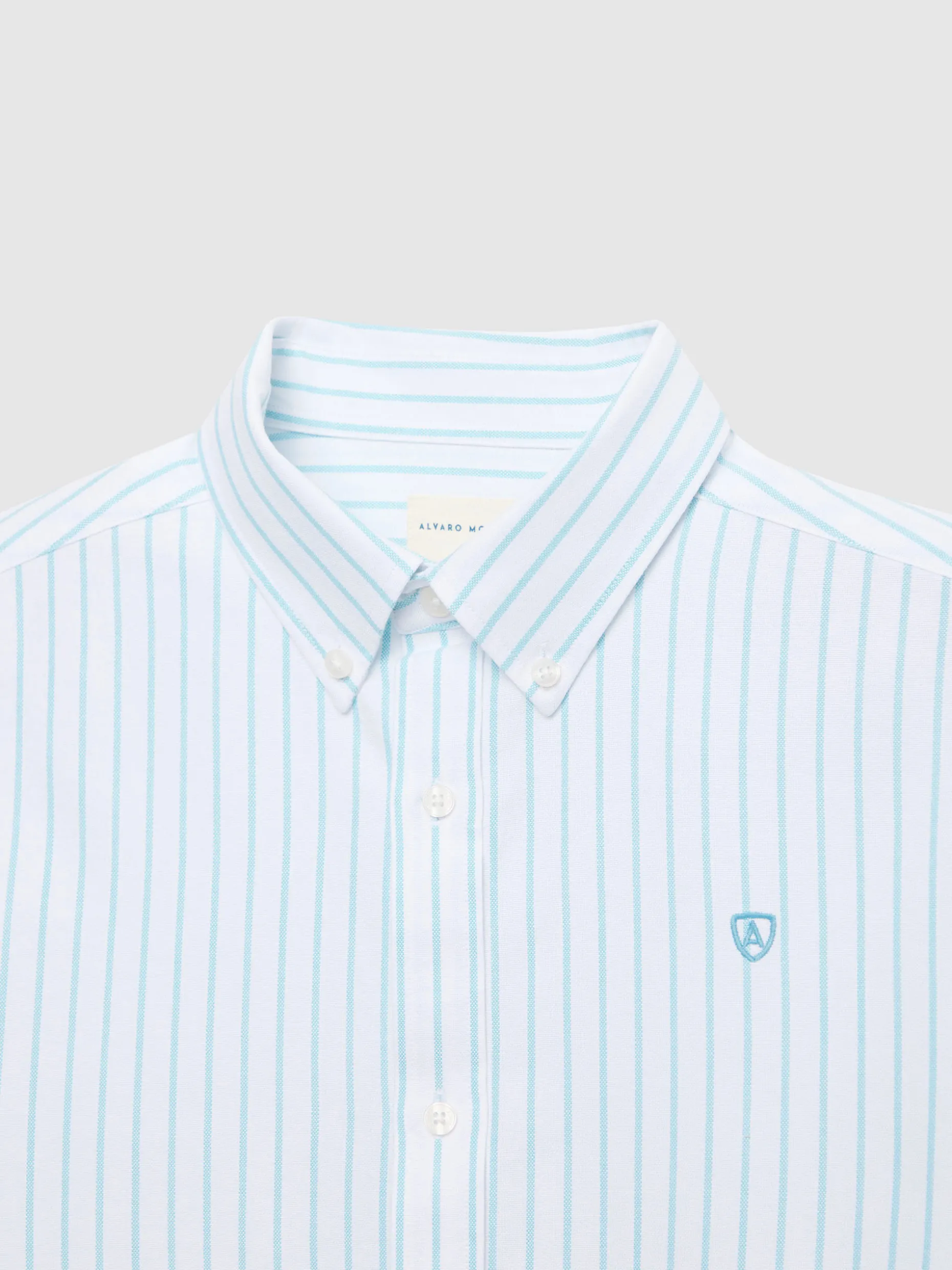 Camicia Oxford Uomo di Alvaro Moreno - Tessuto Respiro, Stile Casual Elegante con Finiture Premium in Blu Soleggiato