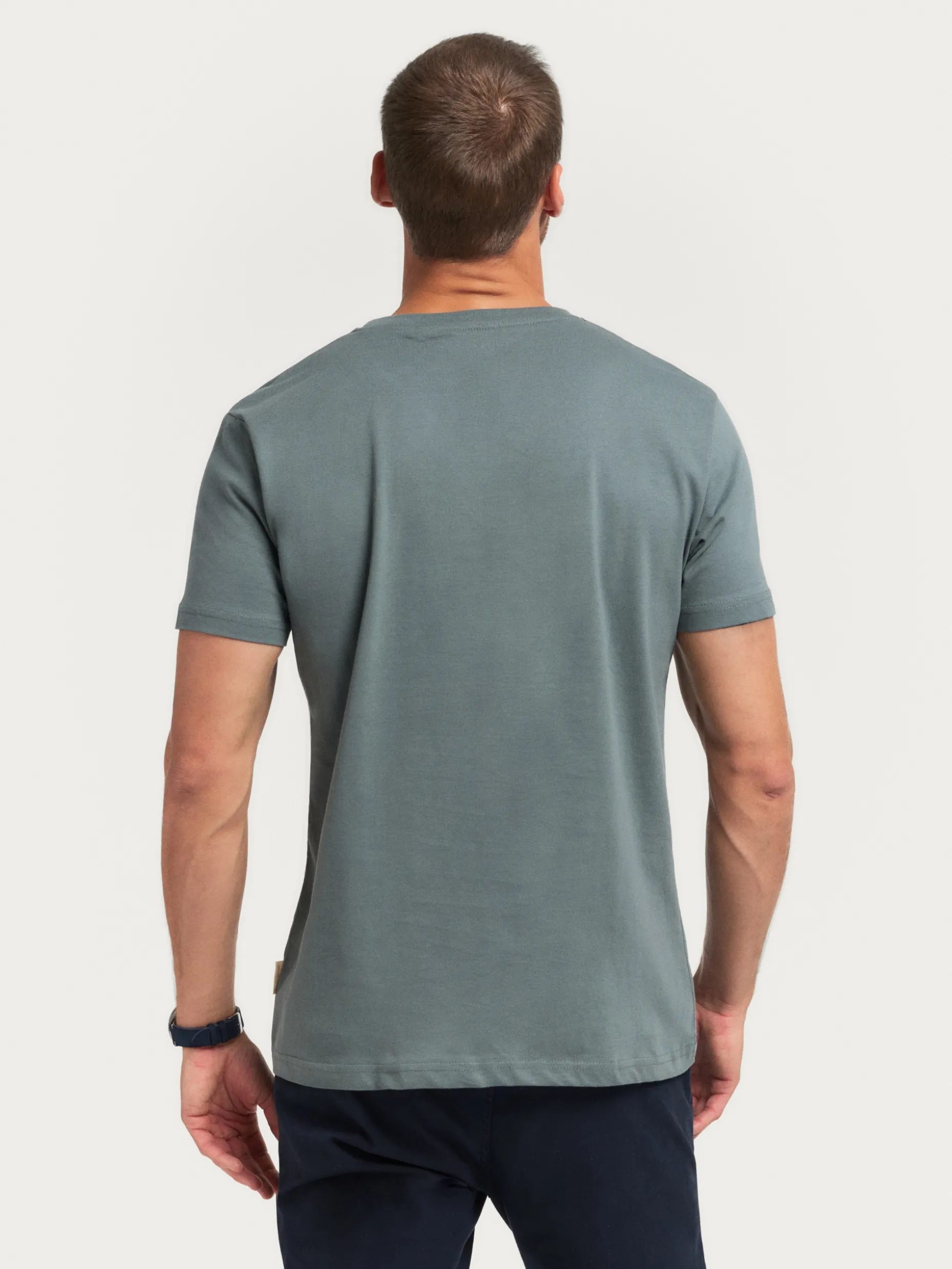 Maglietta Classica in Cotone Puro · Stile Minimal Alvaro Moreno · Ideale per Tutti i Giorni · Tessuto Morbido e Traspirante · Colori Neutri Versatili