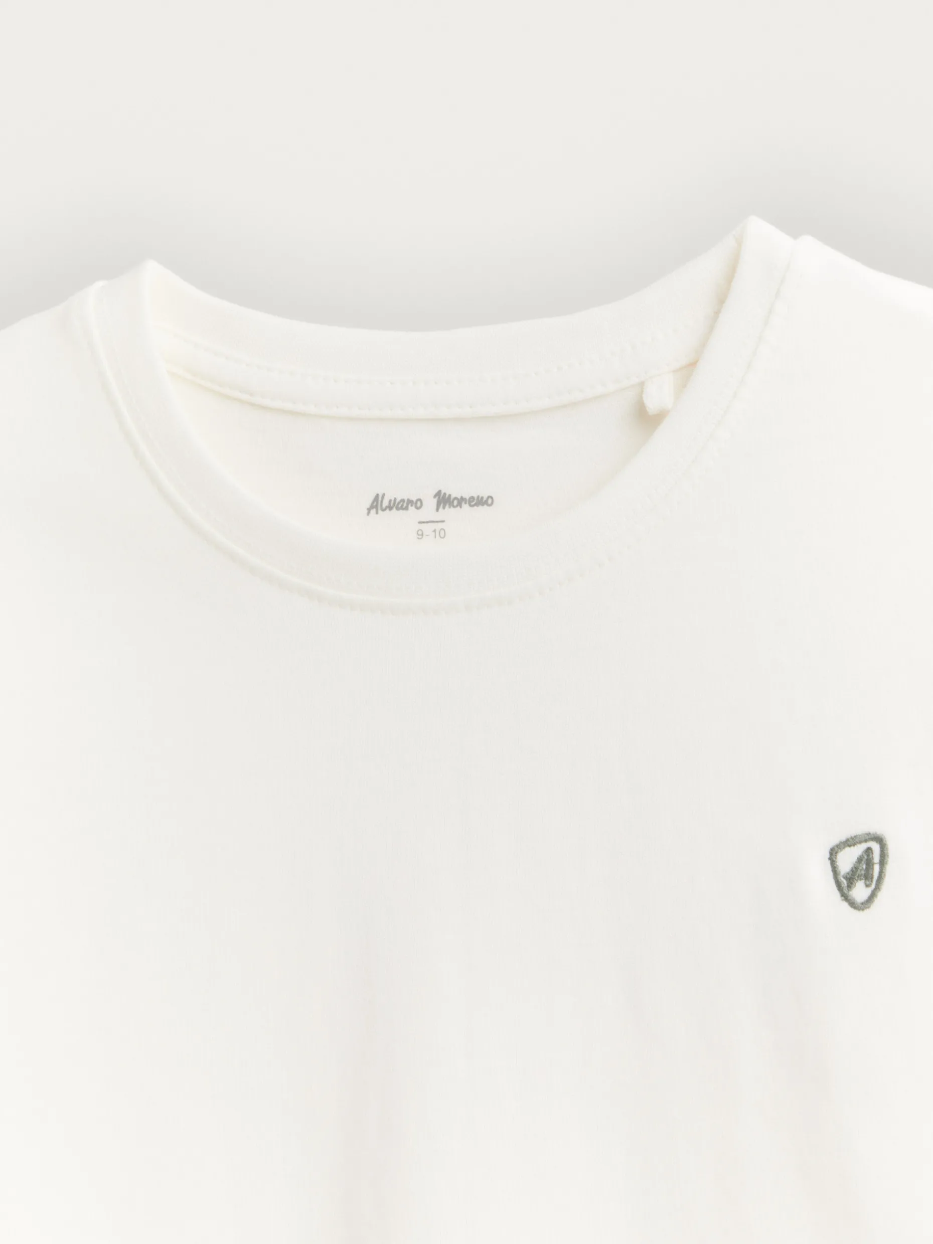 Maglietta Classica Bambini: Promozione Flash di Alvaro Moreno - Ideale per il Guardaroba Essenziale