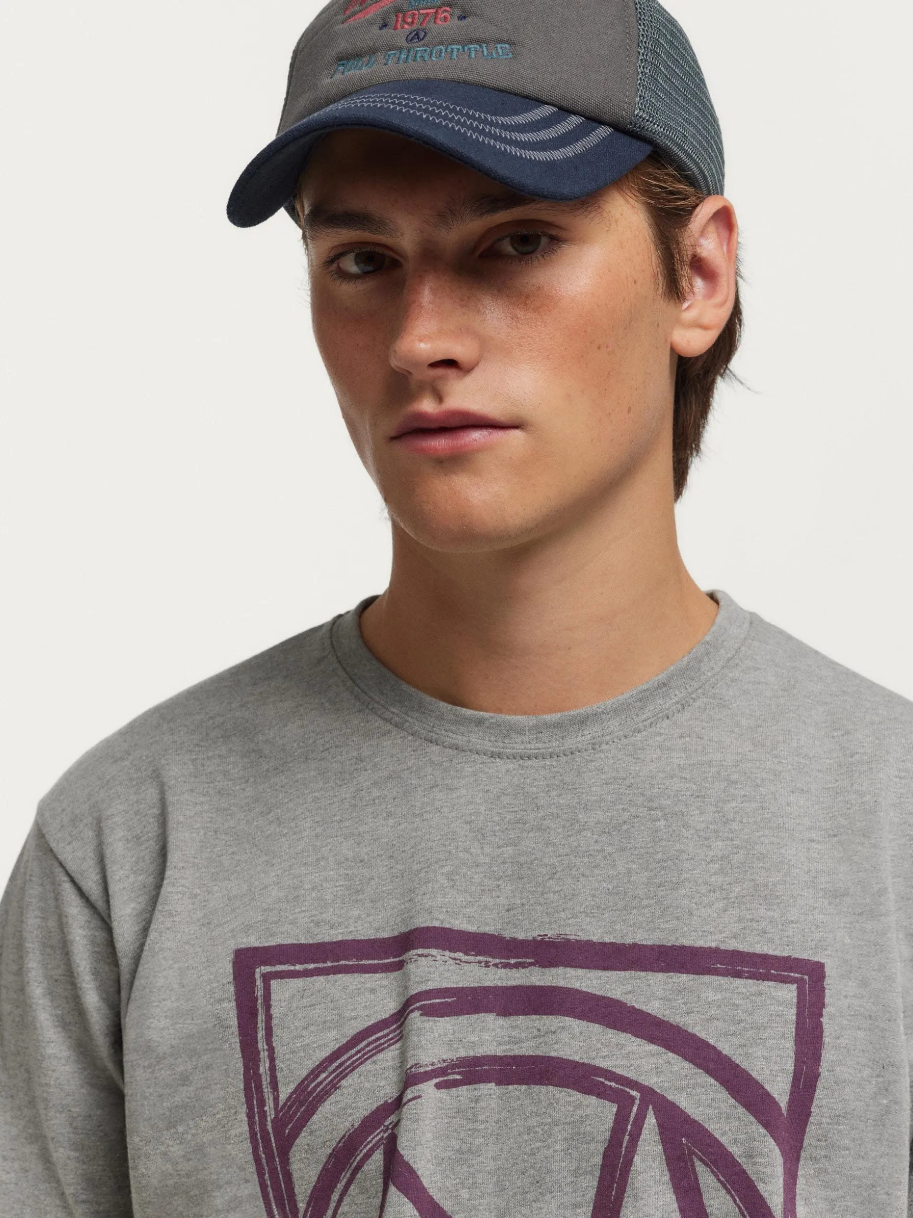 Maglietta Premium con Logo - Design Esclusivo di Alvaro Moreno | Stile Moderno e Conforto Ottimale